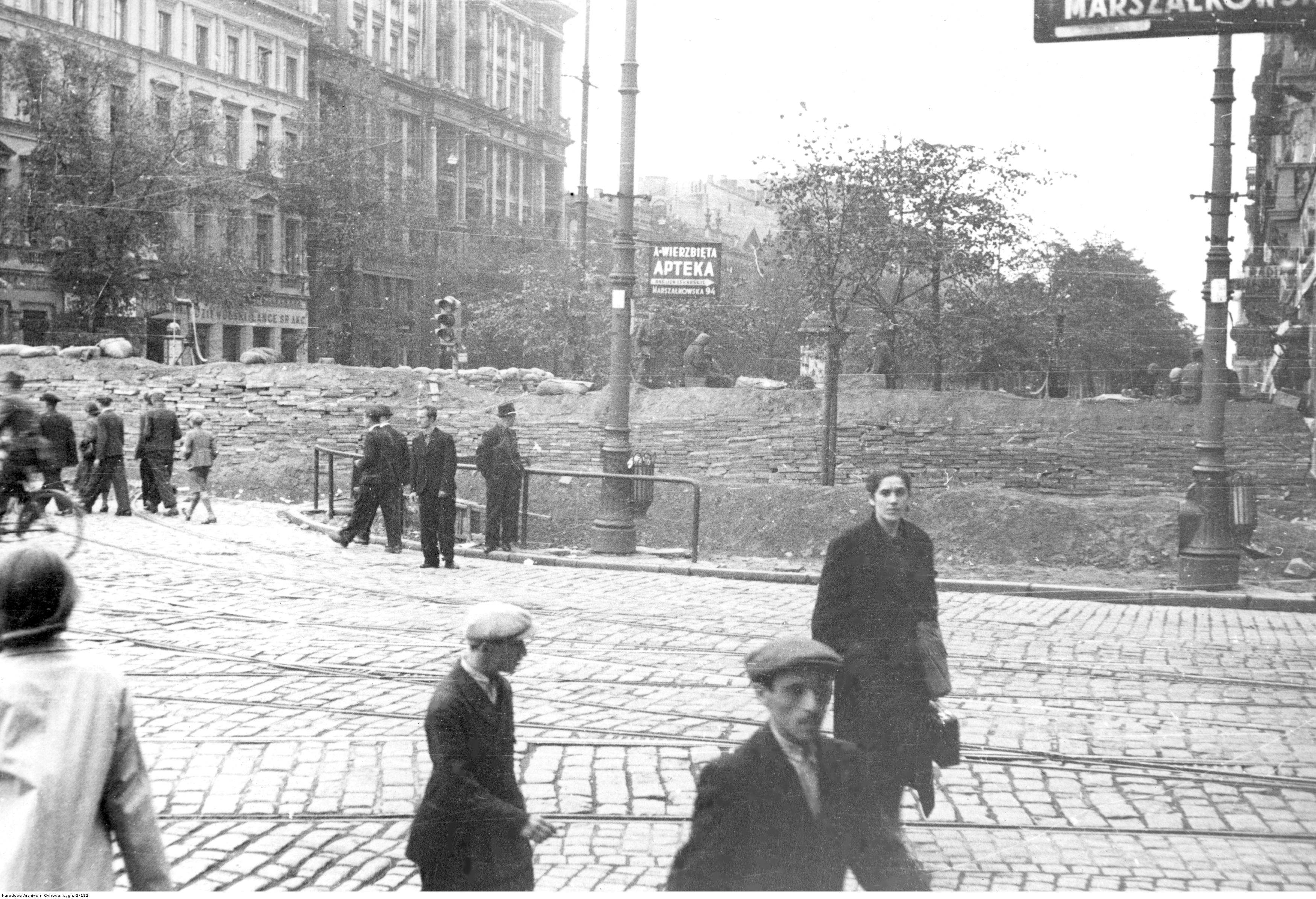 Barykada z kostki brukowej na rogu Marszałkowskiej i Alej Jerozolimskich w Warszawie we wrześniu 1939 roku
