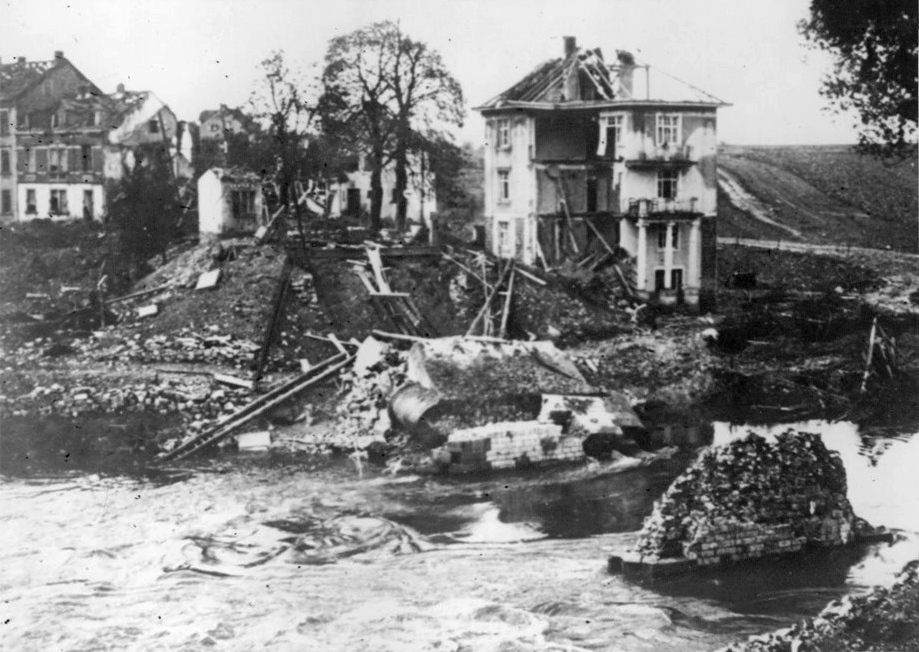 Zniszczony most nad Saarą i uszkodzone budynki podczas francuskiej ofensywy we wrześniu 1939 roku