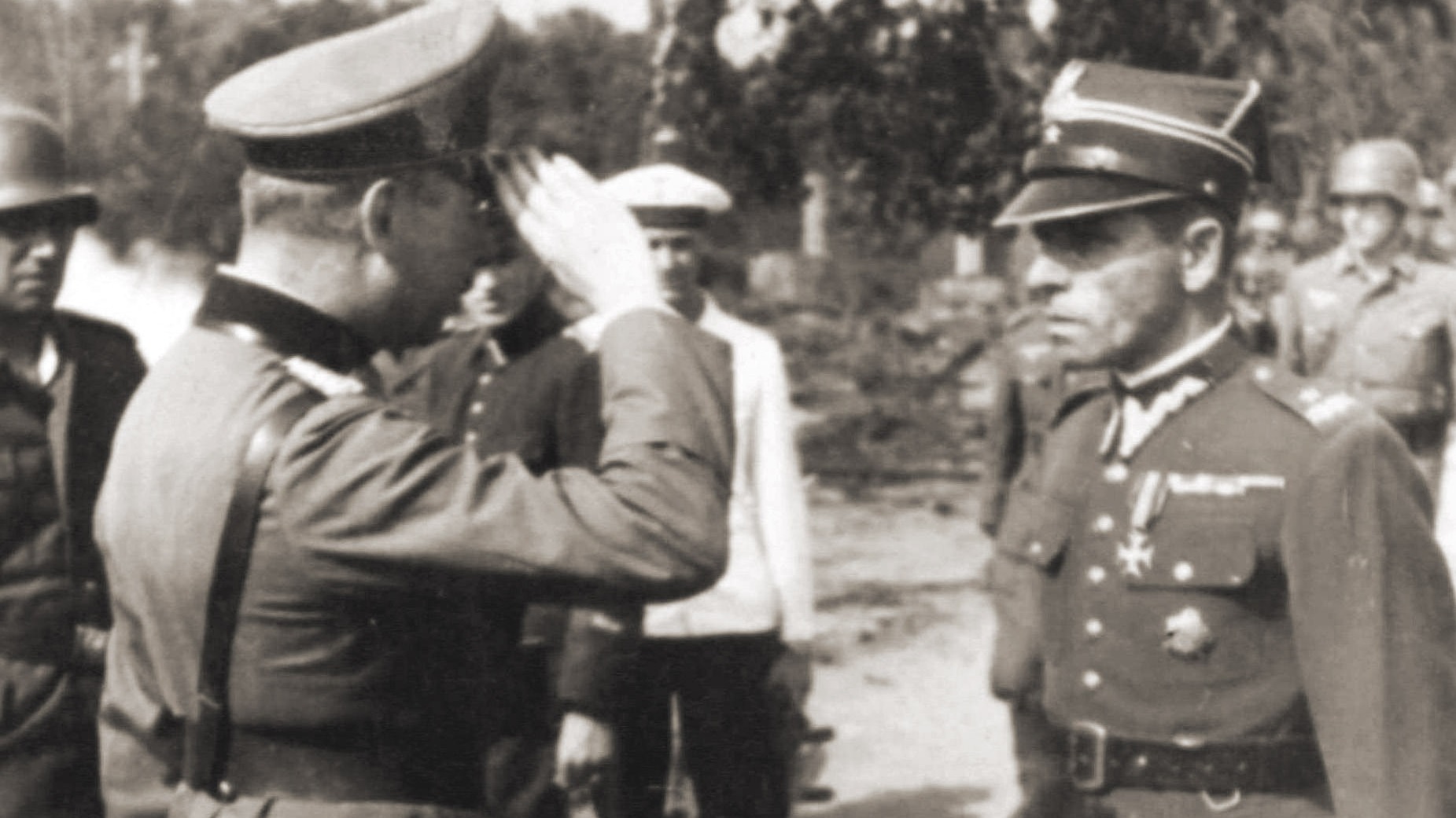 Generał Friedrich Eberhardt salutuje majorowi Henrykowi Sucharskiemu po kapitulacji Westerplatte 7 września 1939 roku