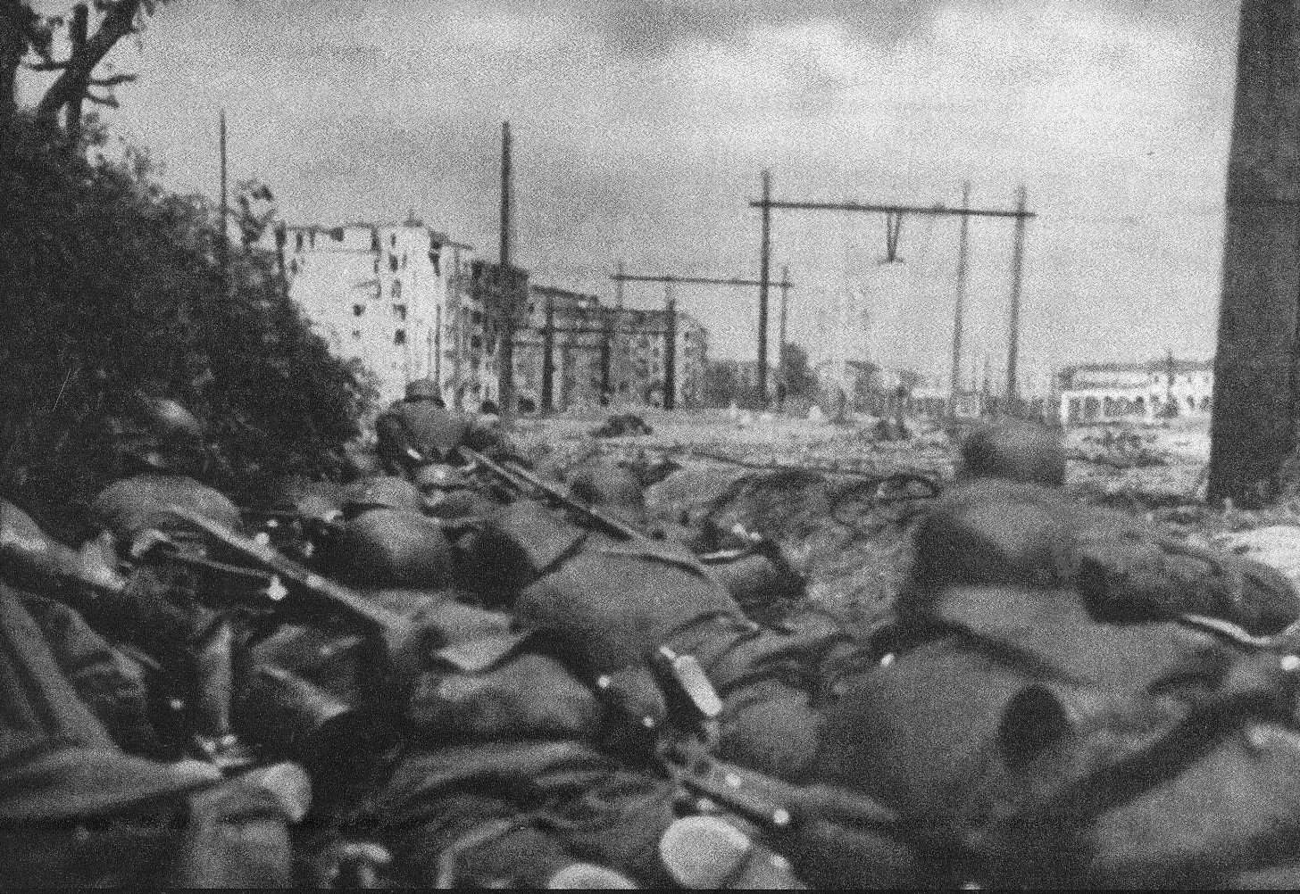 Żołnierze niemieckiej 4 Dywizji Pancernej za osłoną gruzu podczas walk na Ochocie 8 września 1939 roku