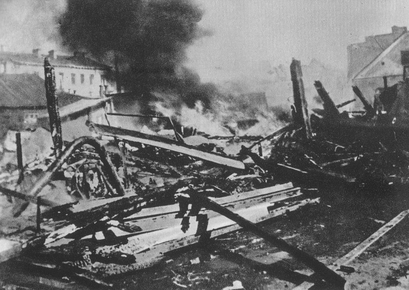 Płonące zgliszcza barykady i zabudowy po walkach na Woli i Ochocie 9 września 1939 roku