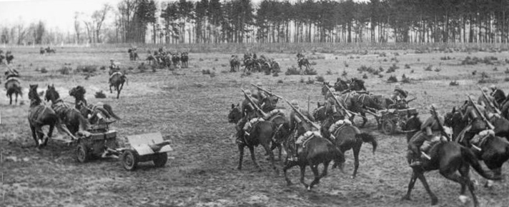 Polska kawaleria w szyku podczas działań nad Bzurą we wrześniu 1939 roku