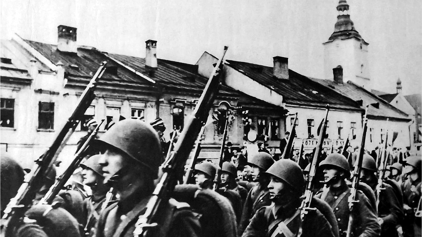 Polscy żołnierze piechoty podczas przemarszu w 1939 roku