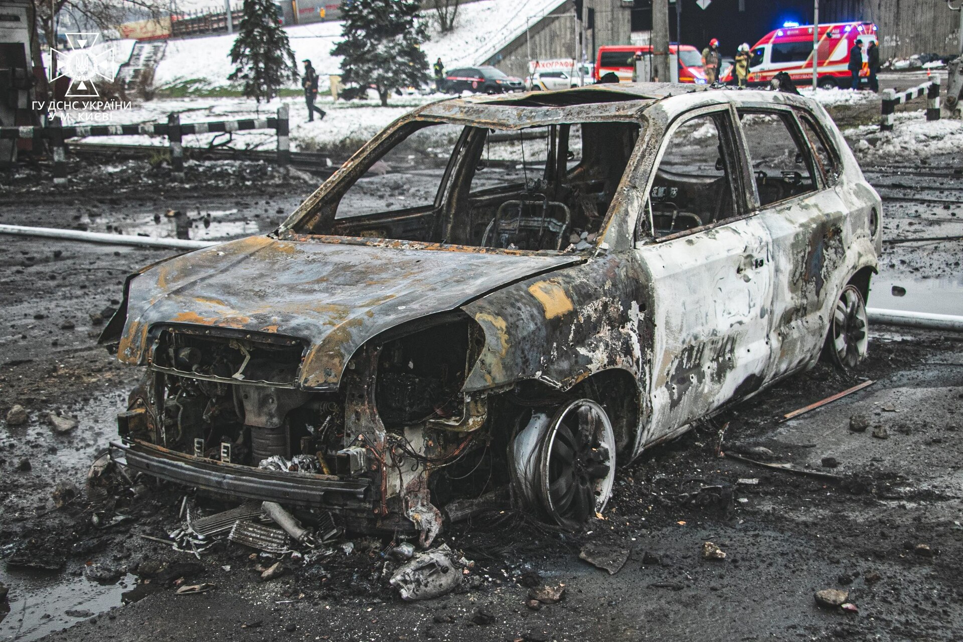 Skutki rosyjskiego ostrzału Kijowa, praca służb ratowniczych