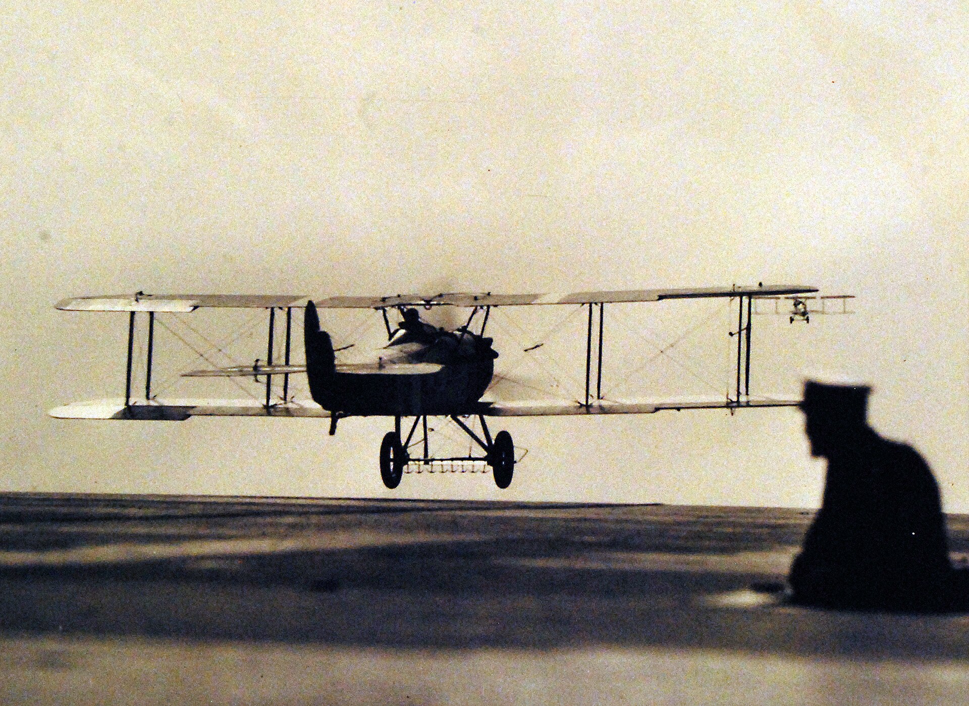 Dwupłatowiec Vought VE-7 odrywa się od dziobowej krawędzi pokładu lotniskowca