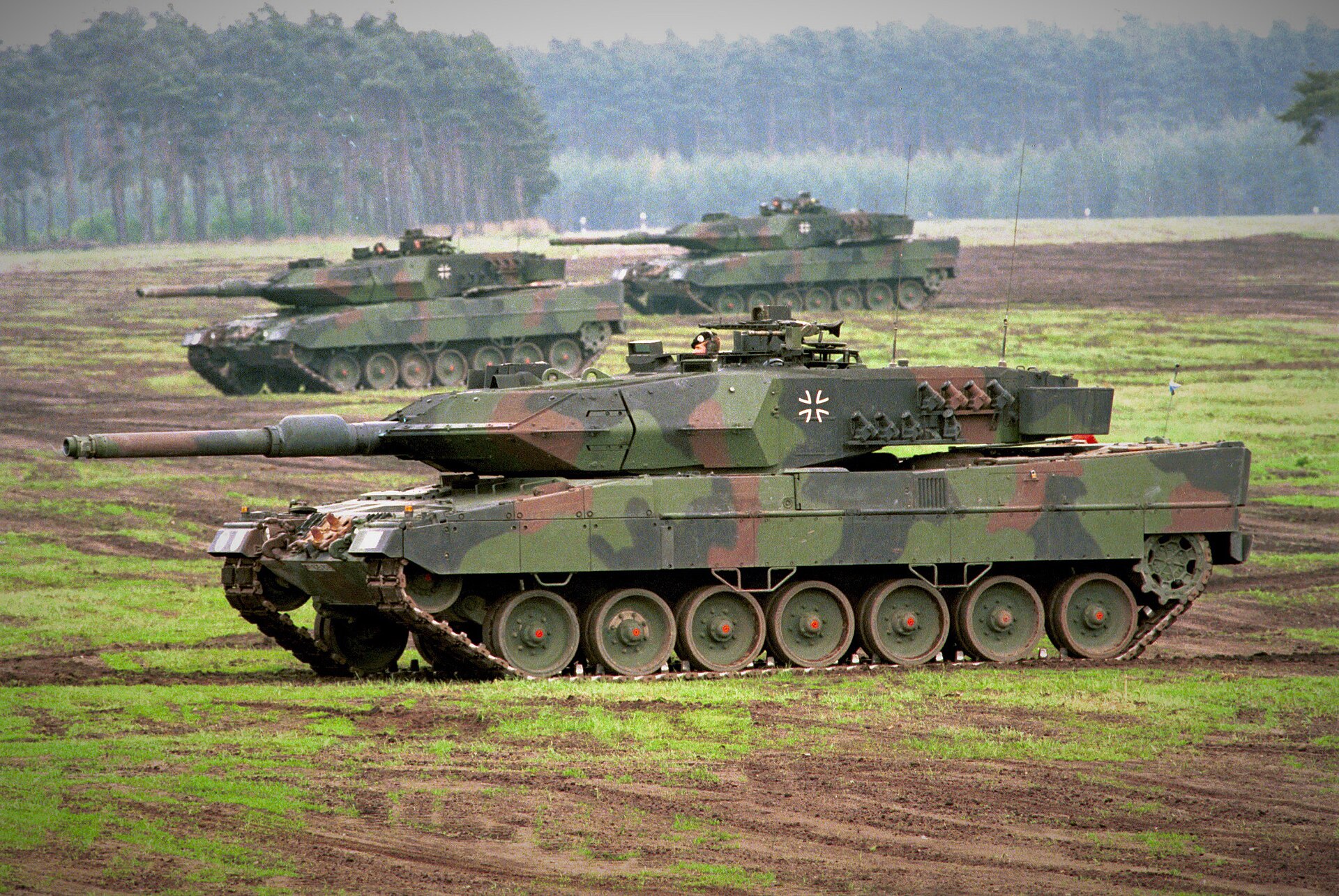 Czołgi Leopard 2 podczas ćwiczeń poligonowych