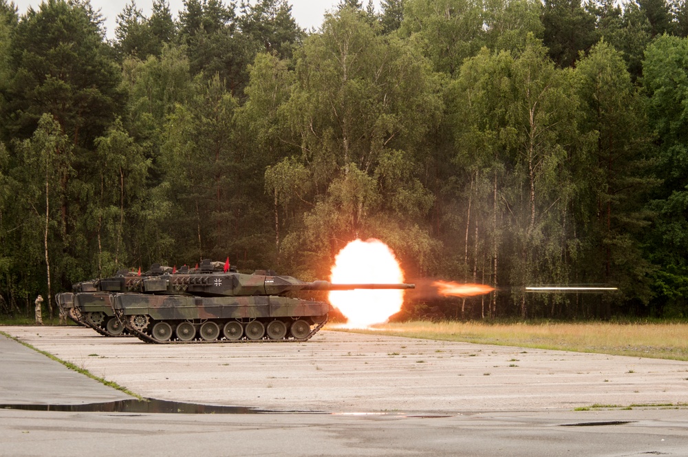 Niemiecki Leopard 2A6 oddaje strzał z armaty podczas zawodów czołgowych