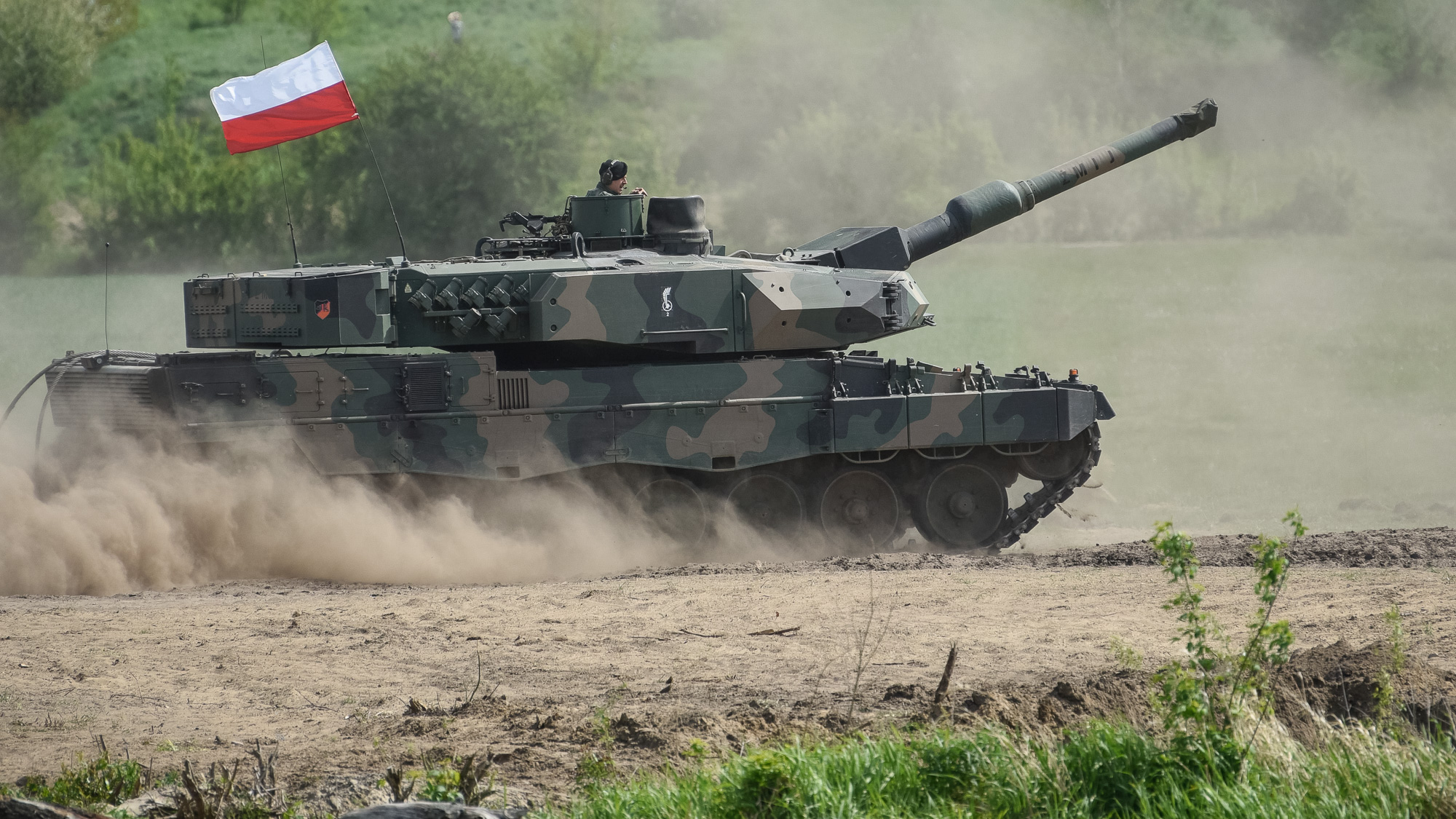 Polski czołg Leopard 2PL z biało-czerwoną flagą podczas ćwiczeń Defender Europe 22 – zdjęcie ilustracyjne