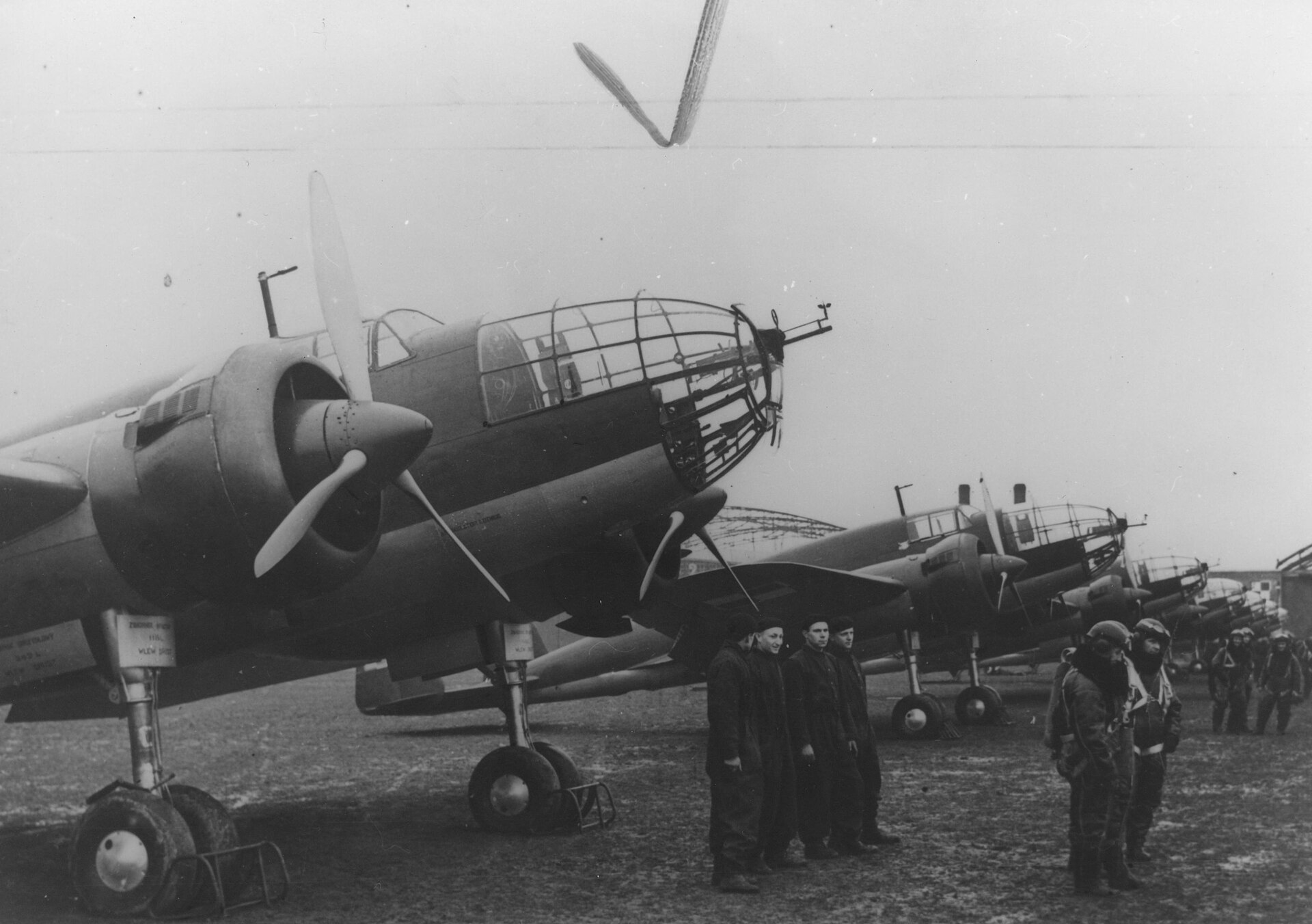 Bombowce PZL.37 Łoś ustawione na lotnisku wraz z załogami w 1939 roku