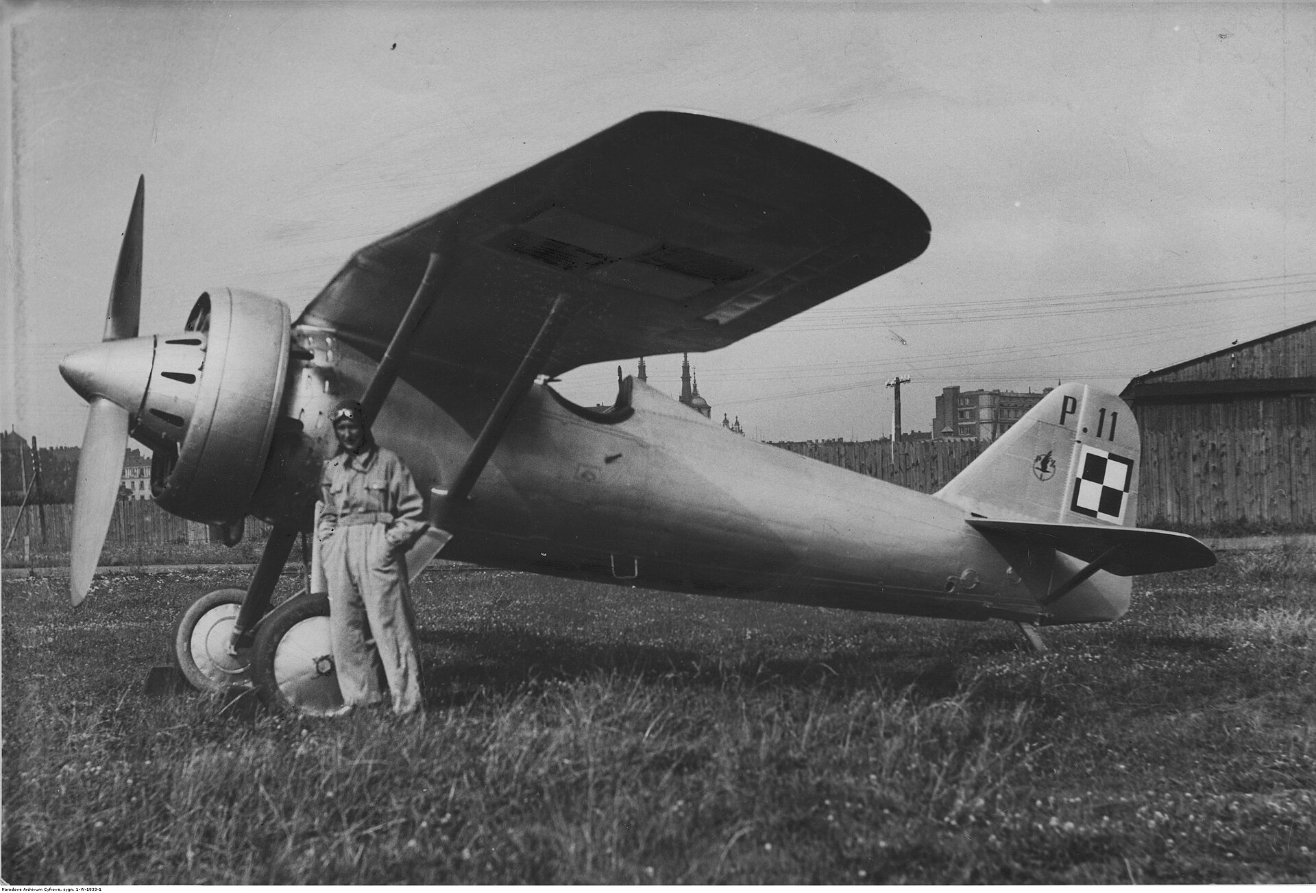Oficer przed myśliwcem PZL P.11 w 1932 roku