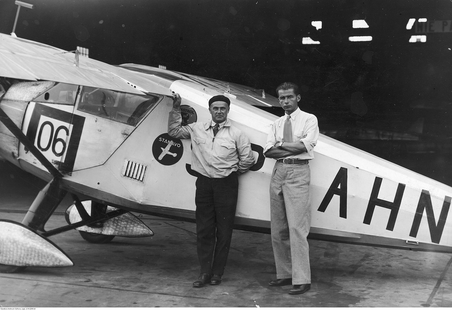 Franciszek Żwirko i Stanisław Wigura przed samolotem RWD-6 podczas powitania w Warszawie w 1932 roku