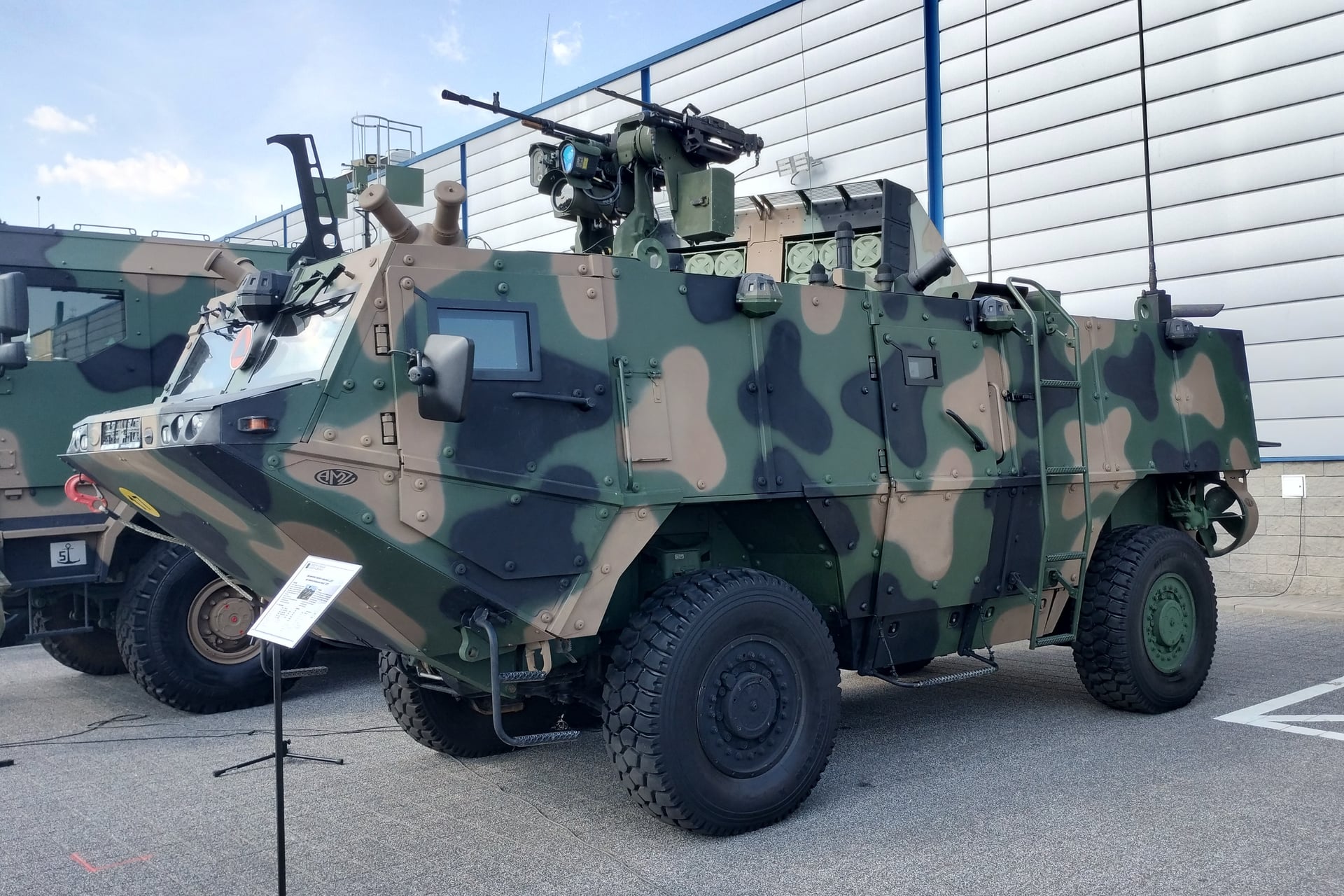 Lekki opancerzony transporter rozpoznawczy LOTR Kleszcz na wystawie MSPO w Kielcach