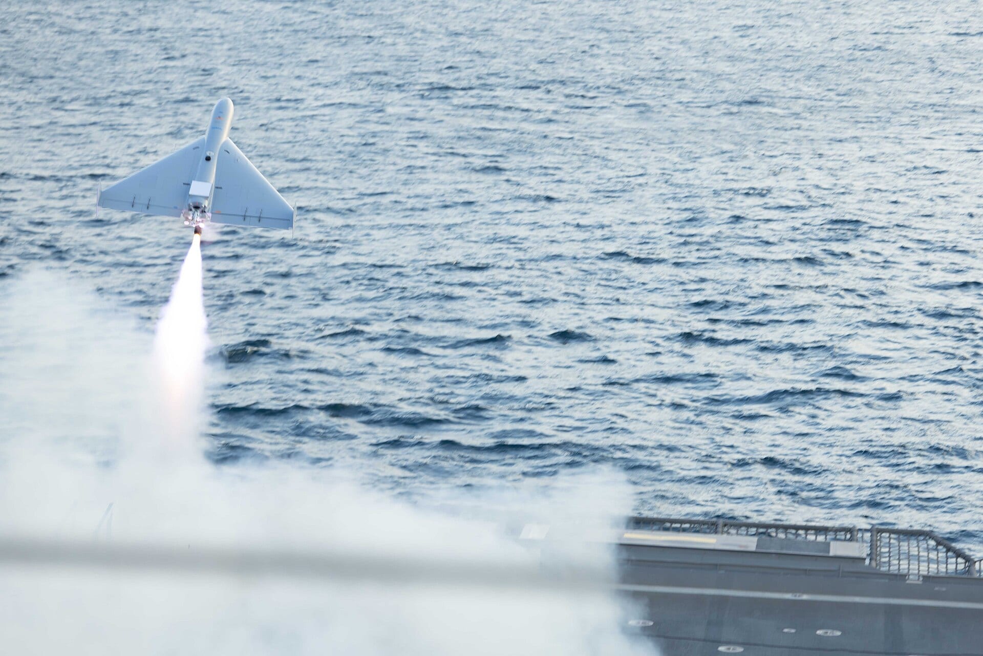Amerykański dron LUCAS, kopia Shaheda-136, startuje z pokładu okrętu z pomocą przyspieszacza rakietowego