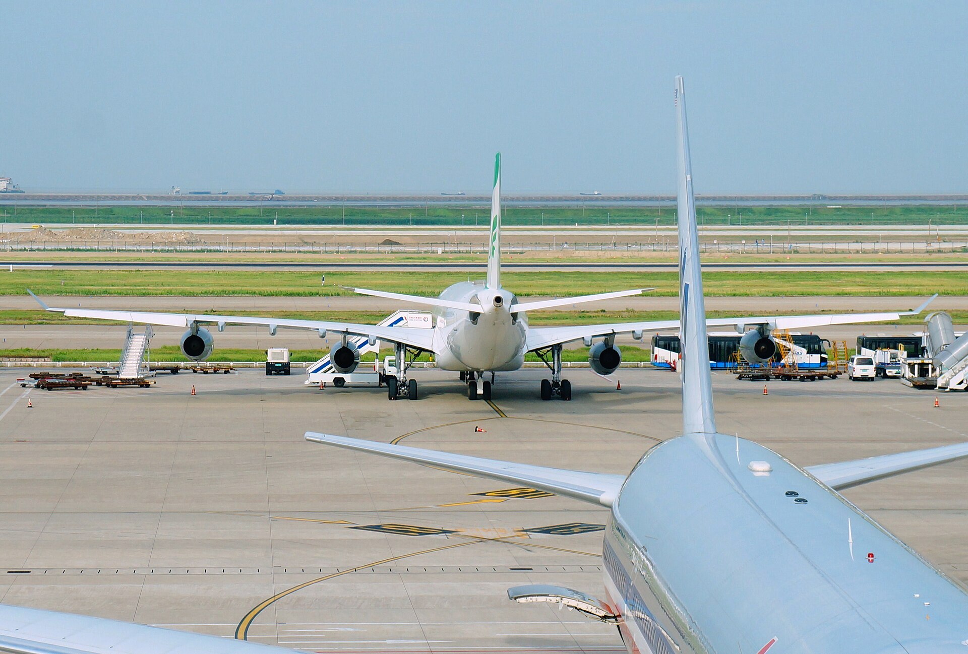 Samolot Airbus A340 linii Mahan Air na płycie lotniska, widziany od tyłu
