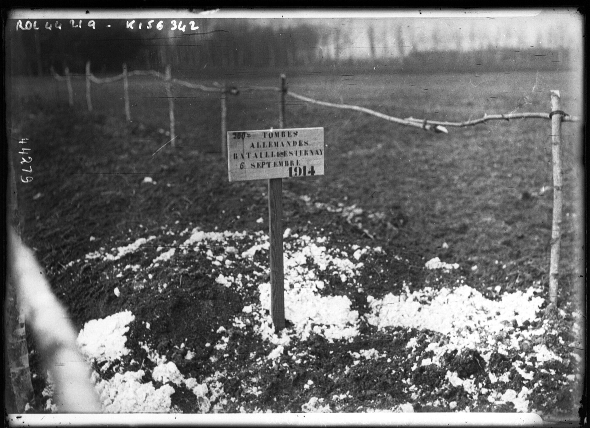 Niemieckie groby polowe pod Esternay z tabliczką upamiętniającą bitwę z 6 września 1914 roku