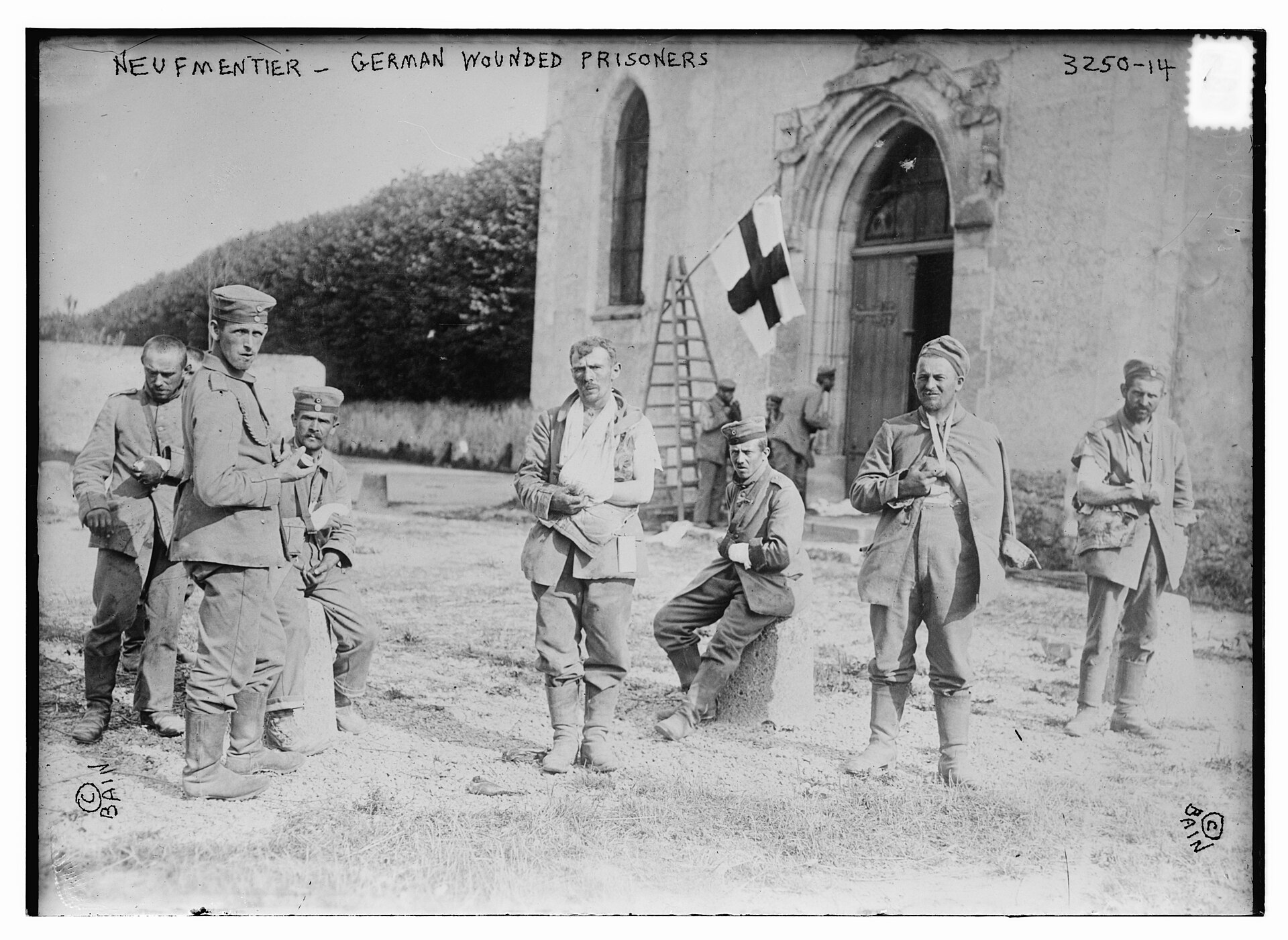 Ranni jeńcy niemieccy pod Chauconin-Neufmontiers na polu bitwy nad Marną we wrześniu 1914 roku