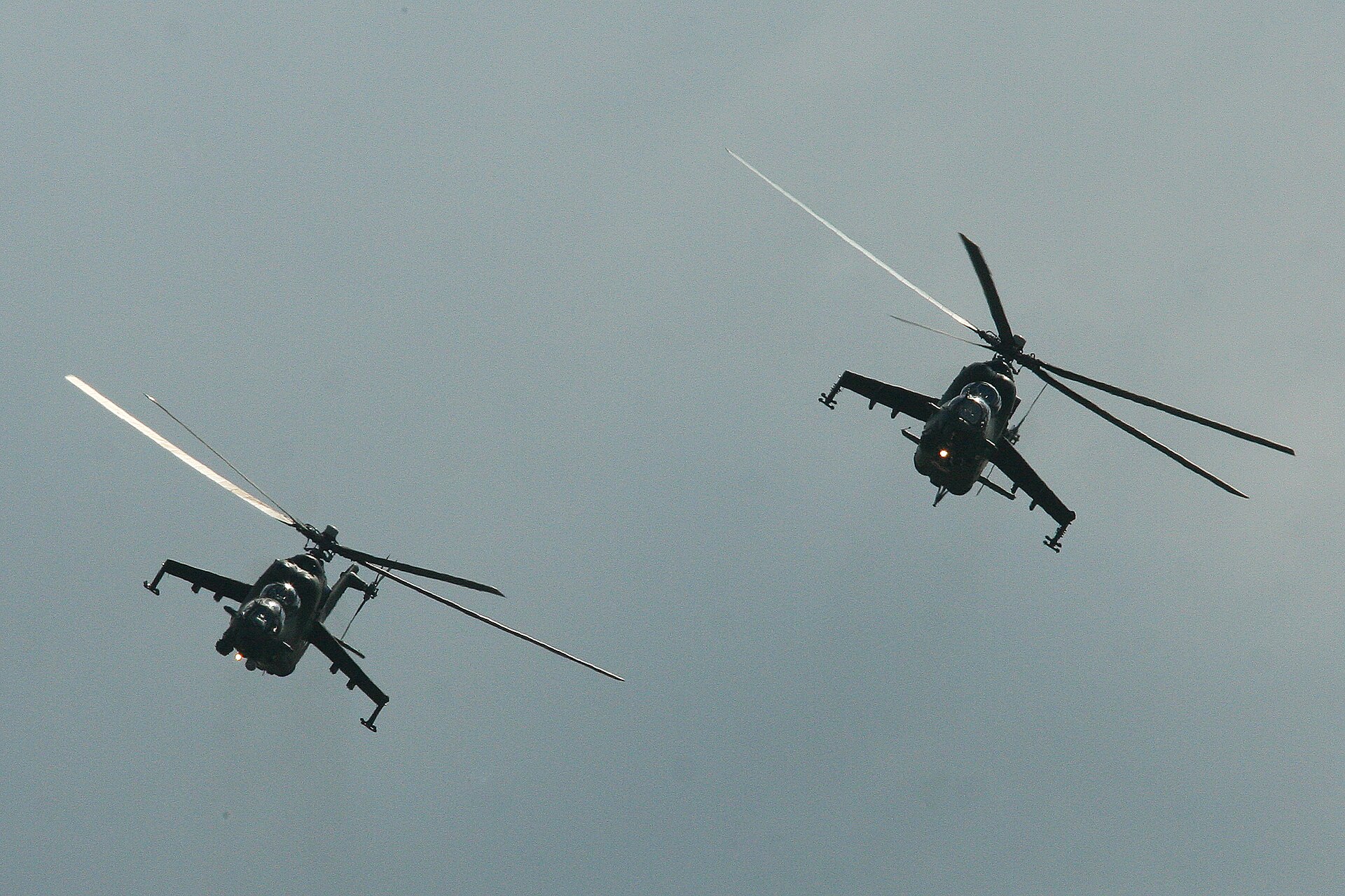 Para polskich śmigłowców Mi-24W w locie podczas pokazu