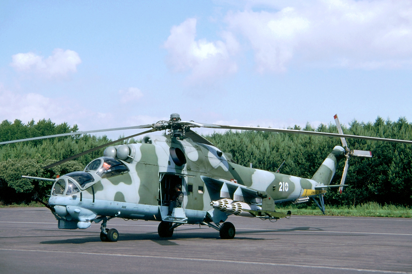 Polski śmigłowiec Mi-24D na płycie lotniska w Gdyni w 1998 roku