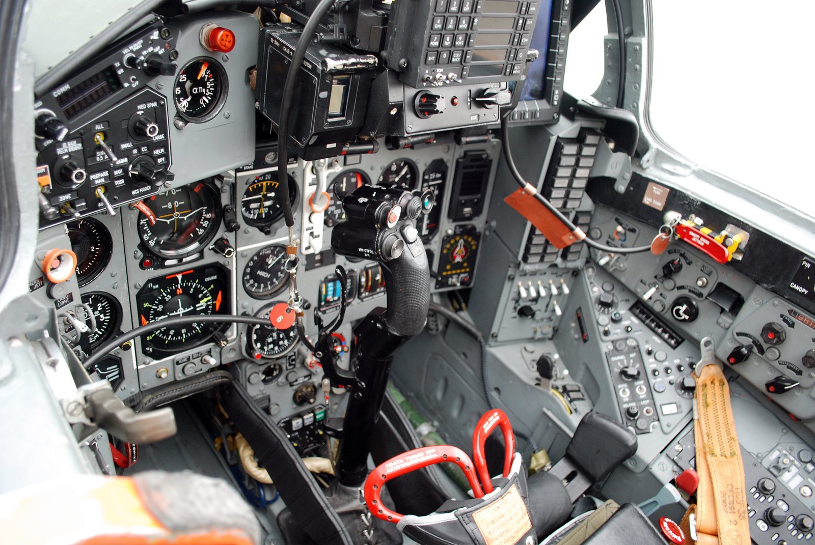 Zmodernizowana kabina polskiego MiG-29 z analogowymi przyrządami i wielofunkcyjnym wyświetlaczem
