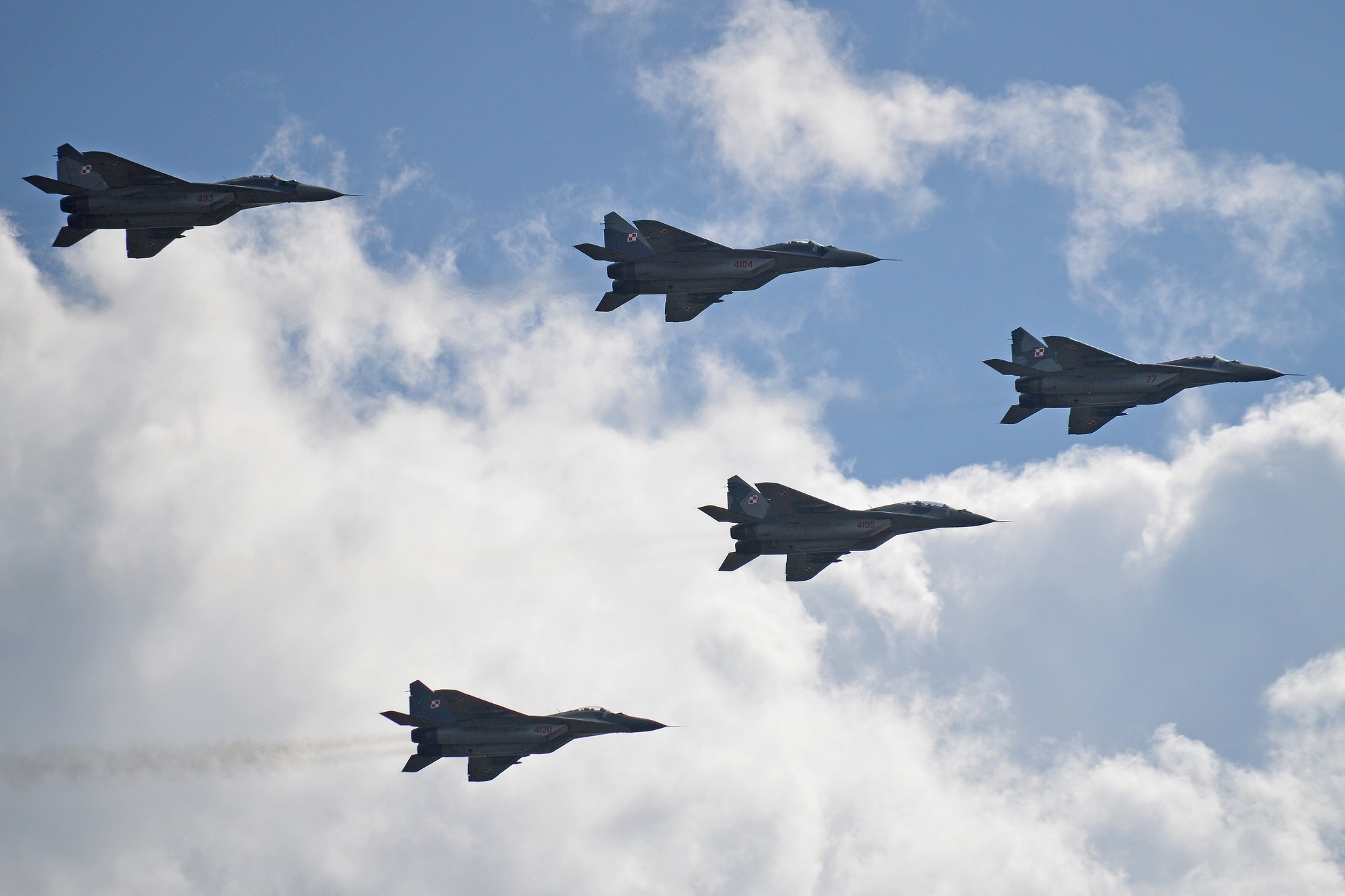 Pięć polskich MiG-ów-29 w formacji podczas Air Show Radom 2013
