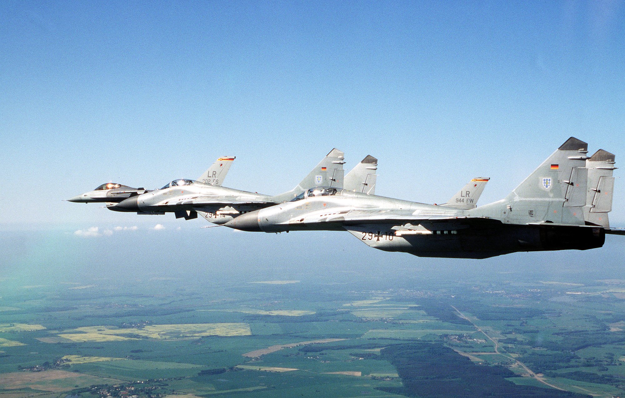 Dwa niemieckie MiG-i-29 i dwa amerykańskie F-16 lecą we wspólnej formacji w 1996 roku