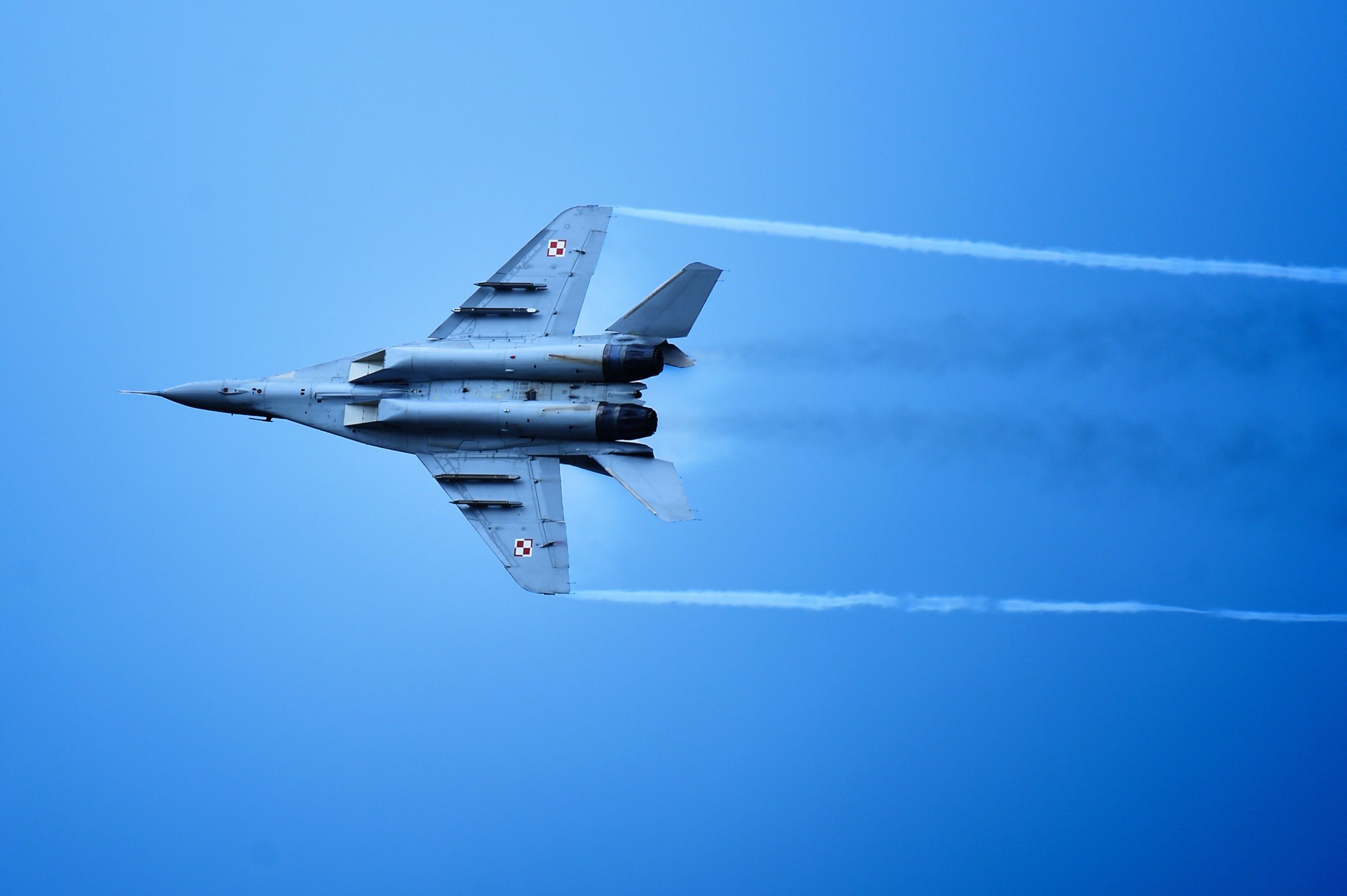 Polski MiG-29 wykonuje dynamiczny zakręt podczas Royal International Air Tattoo