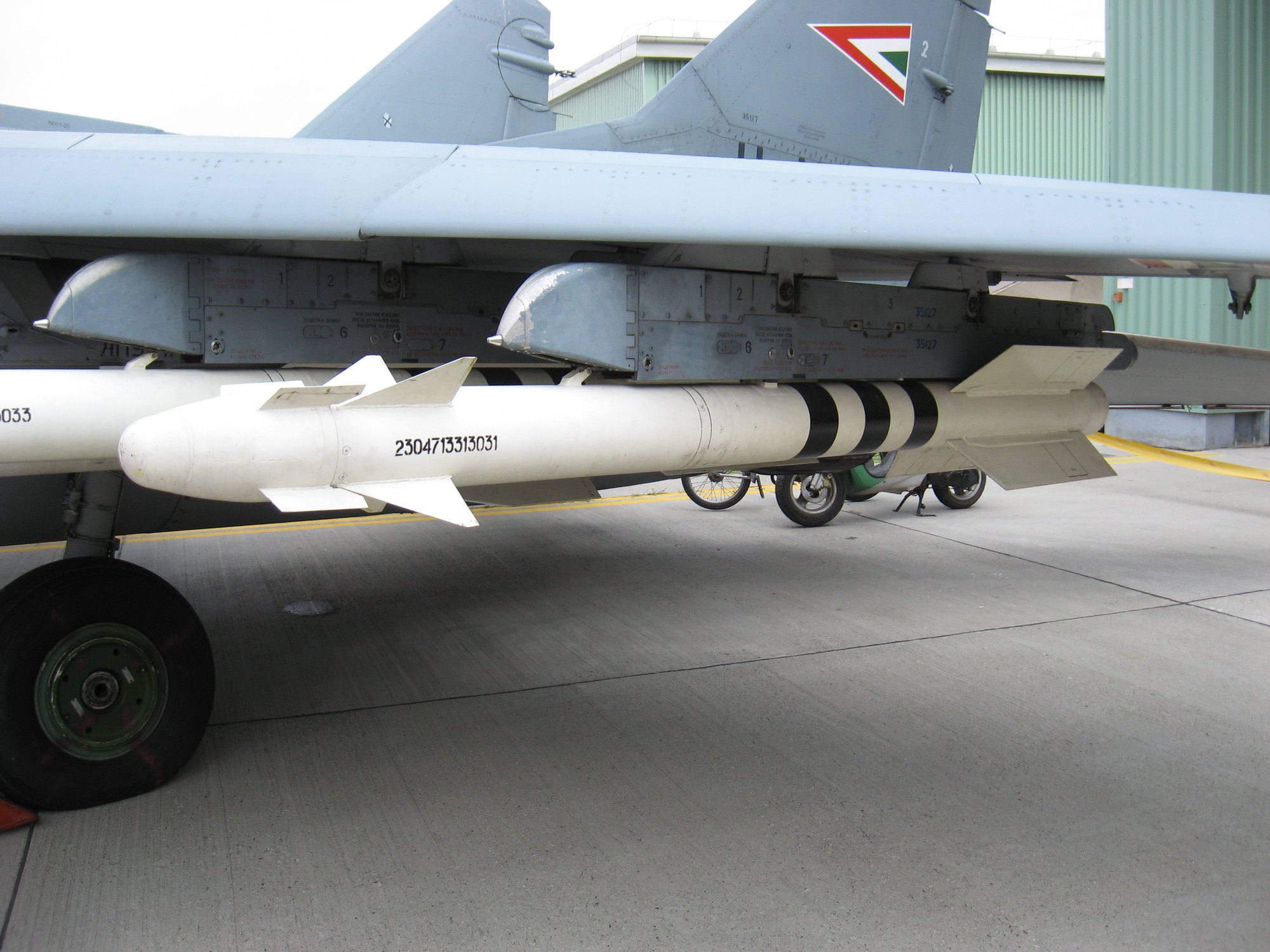 Pocisk krótkiego zasięgu R-73 pod skrzydłem węgierskiego MiG-a-29
