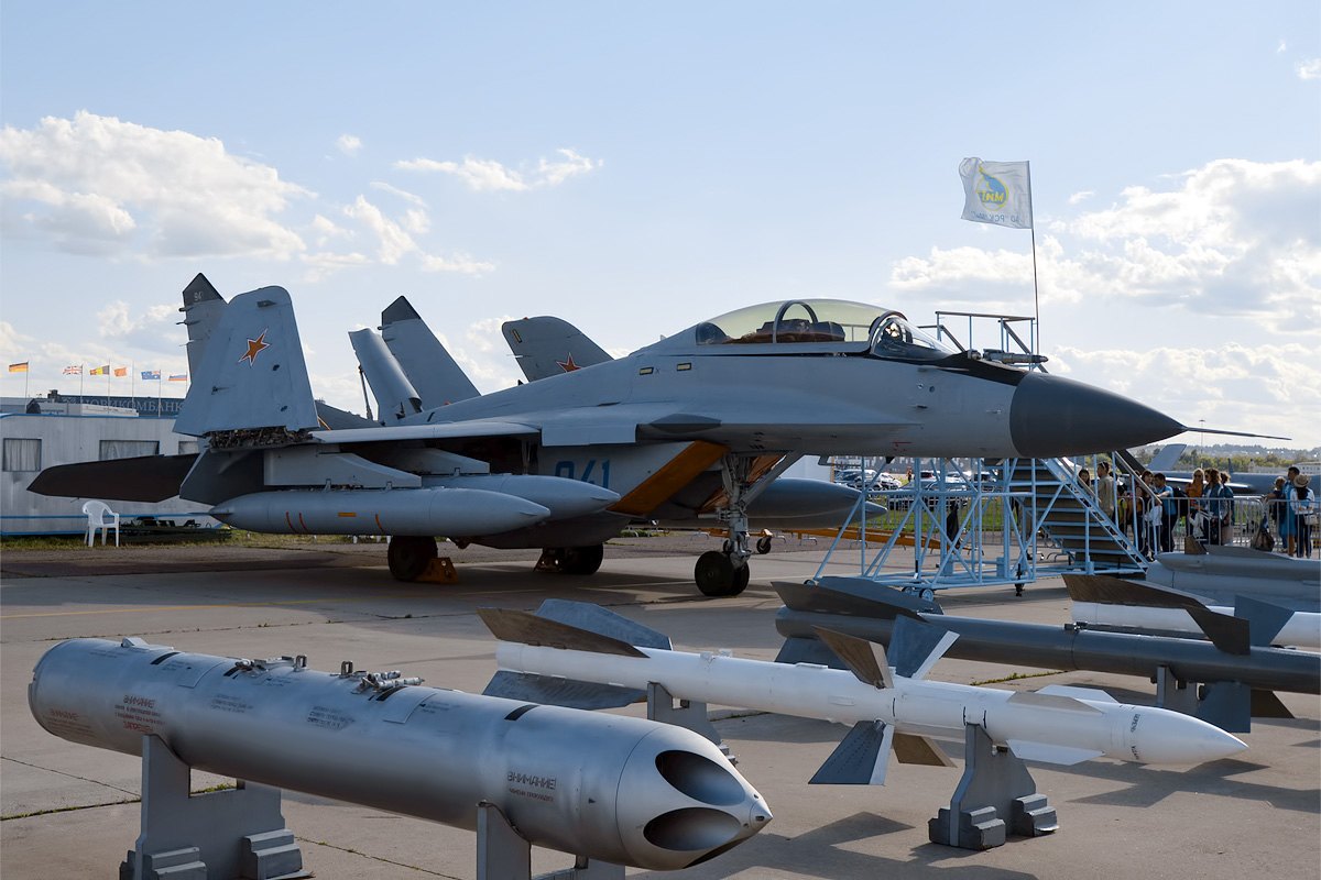 Pokładowy MiG-29K rosyjskiej marynarki wojennej z rozłożonym uzbrojeniem
