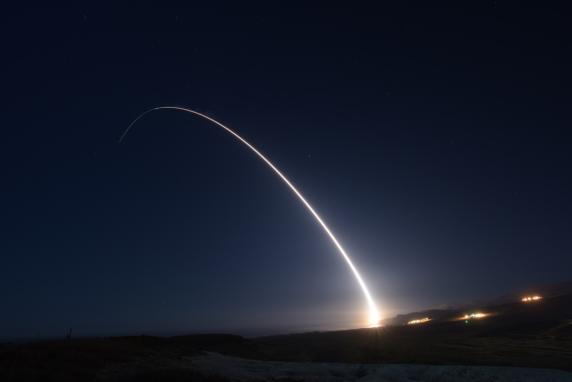 Nocny start pocisku międzykontynentalnego Minuteman III z bazy Vandenberg