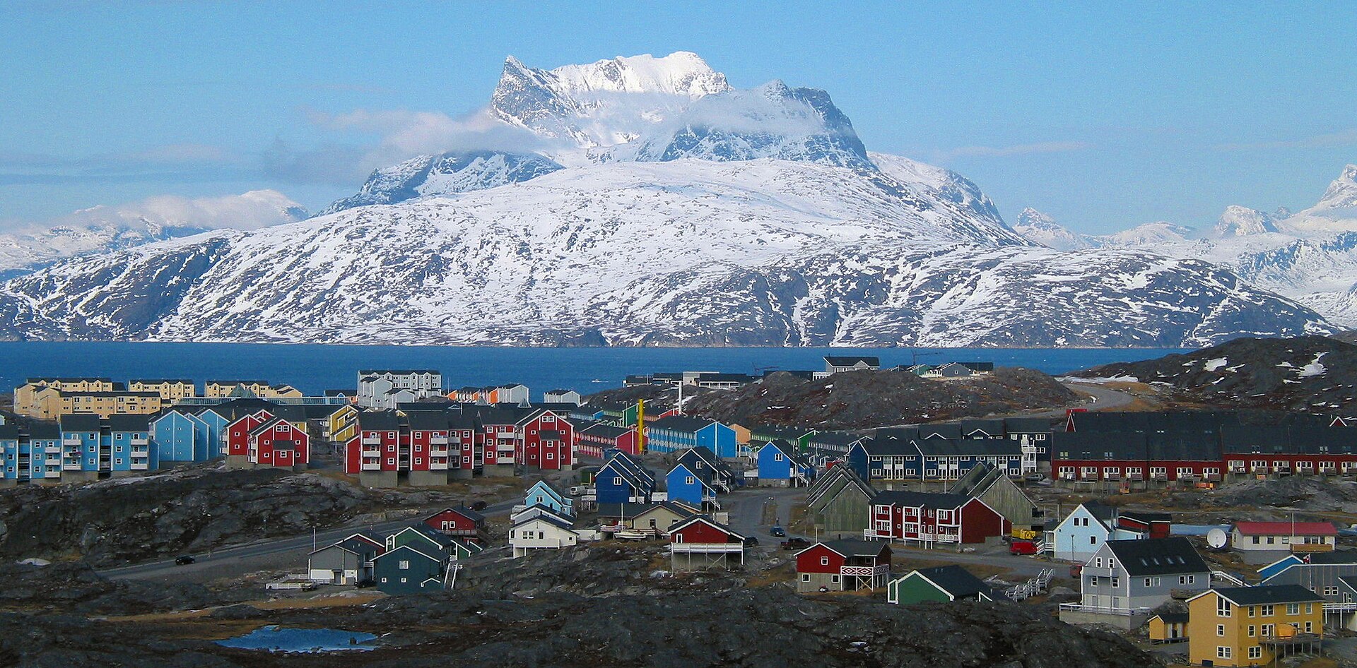 Zabudowa dzielnicy Nuussuaq w Nuuk, stolicy Grenlandii, z górą Sermitsiaq w tle