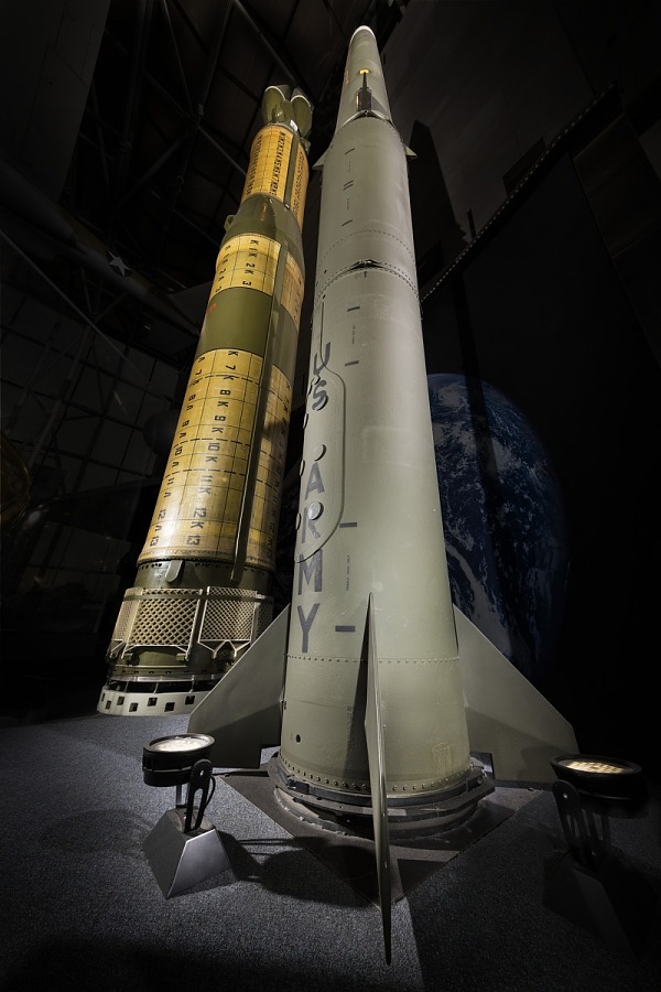 Amerykański pocisk Pershing II i radziecki SS-20 obok siebie w magazynie muzealnym
