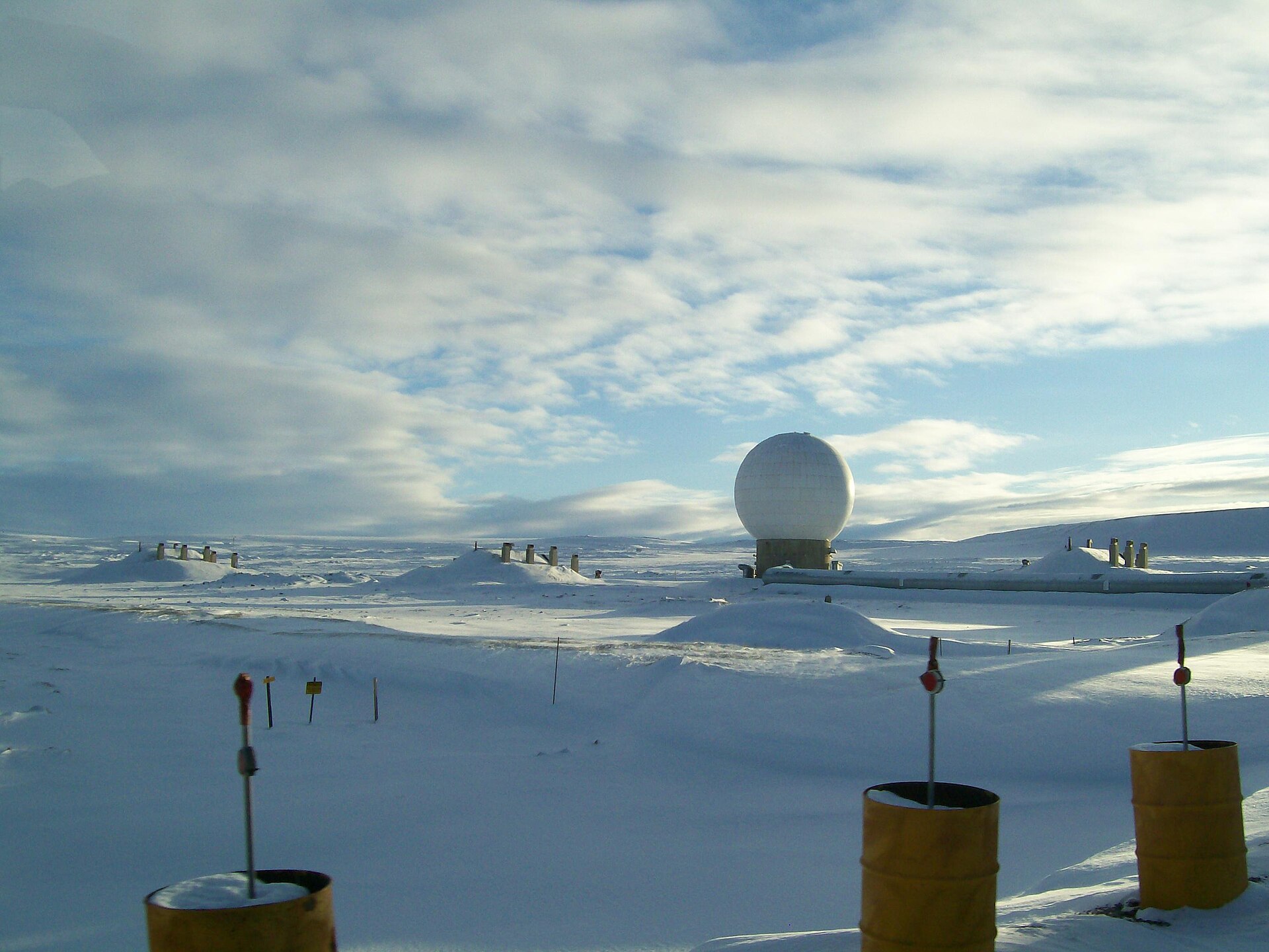 Biała kopuła radaru przypominająca piłkę golfową na tle nieba w bazie Thule na Grenlandii