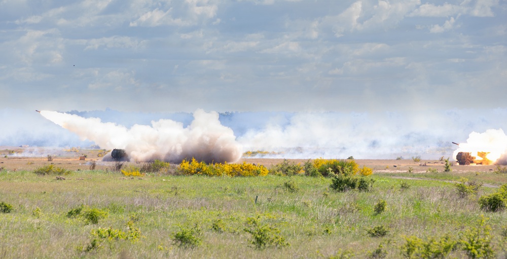 Dwie polskie wyrzutnie M142 HIMARS odpalają rakiety podczas ćwiczenia w 2026 roku