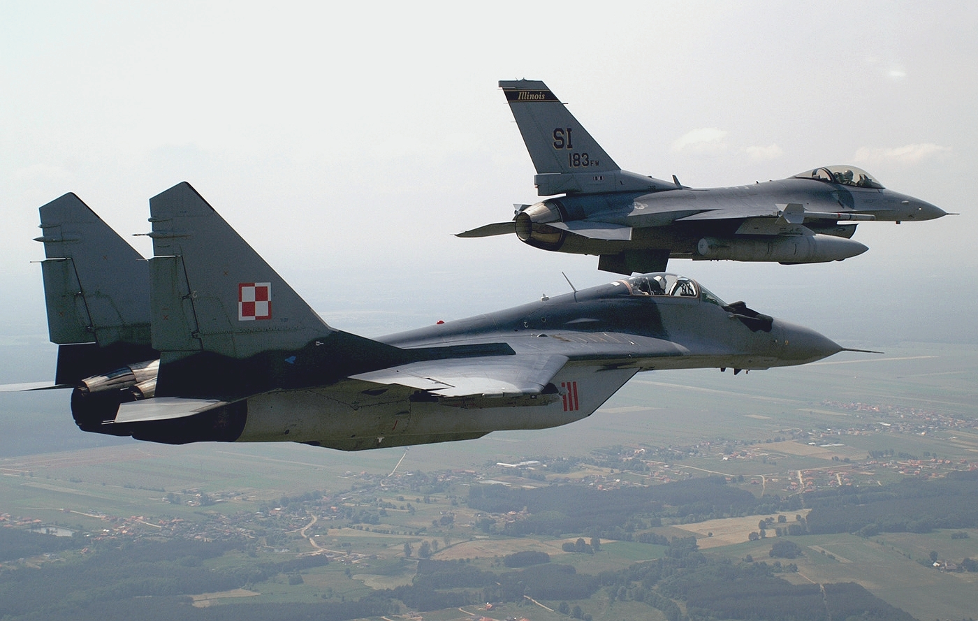 Polski MiG-29 i amerykański F-16 nad bazą w Krzesinach, zdjęcie ilustracyjne