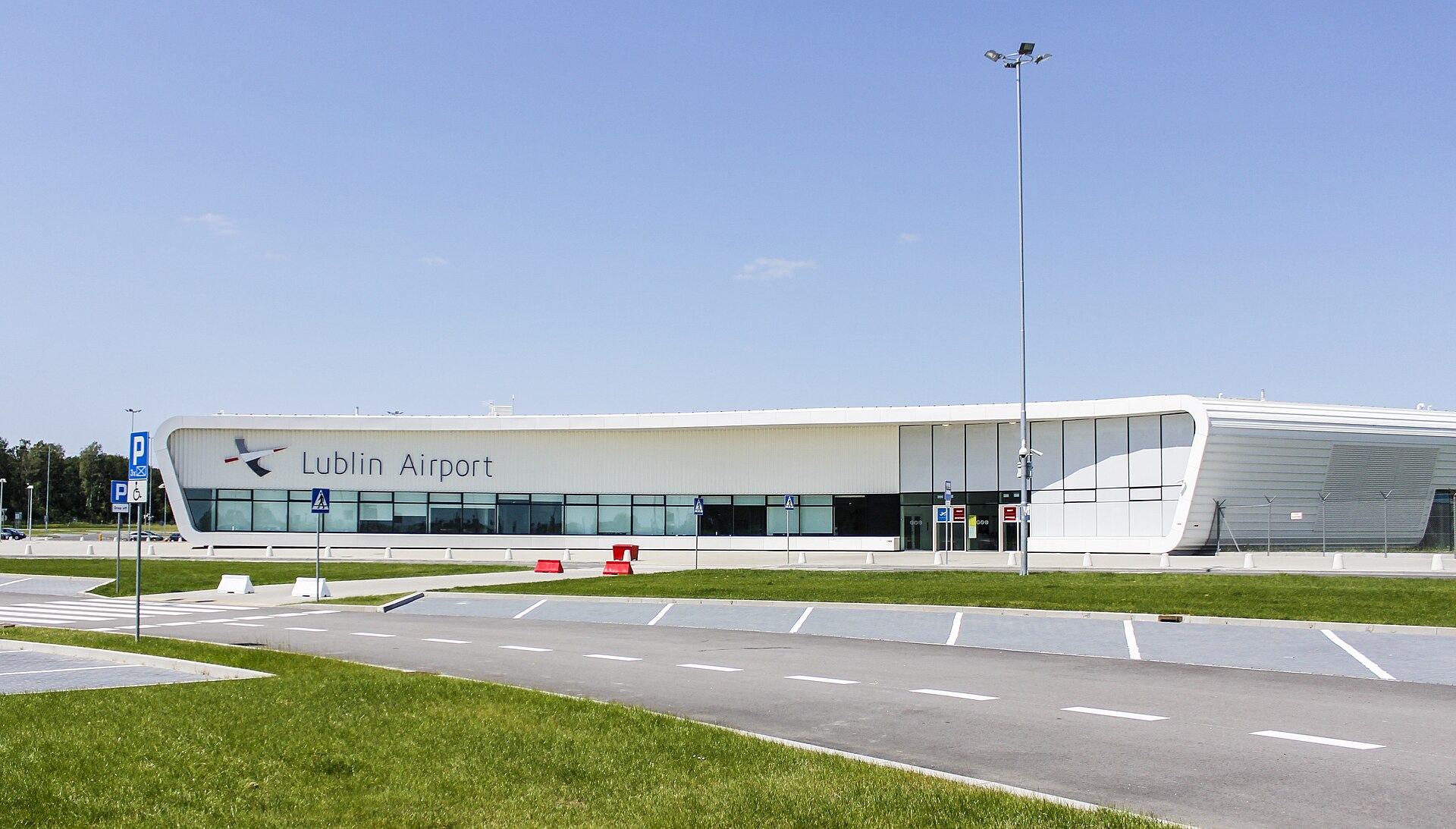 Terminal Portu Lotniczego Lublin z napisem Lublin Airport od strony parkingu