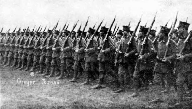 Defilada oddziałów Wojsk Wielkopolskich na płycie lotniska Ławica przed hangarami w 1919 roku