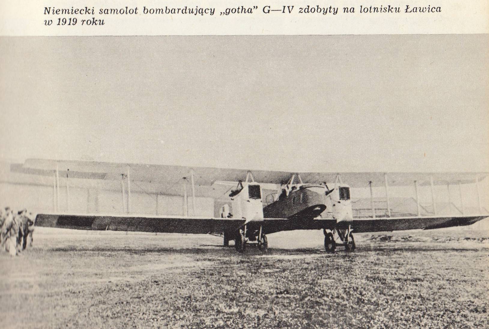 Ciężki dwusilnikowy bombowiec Gotha G.IV zdobyty przez powstańców wielkopolskich na lotnisku Ławica