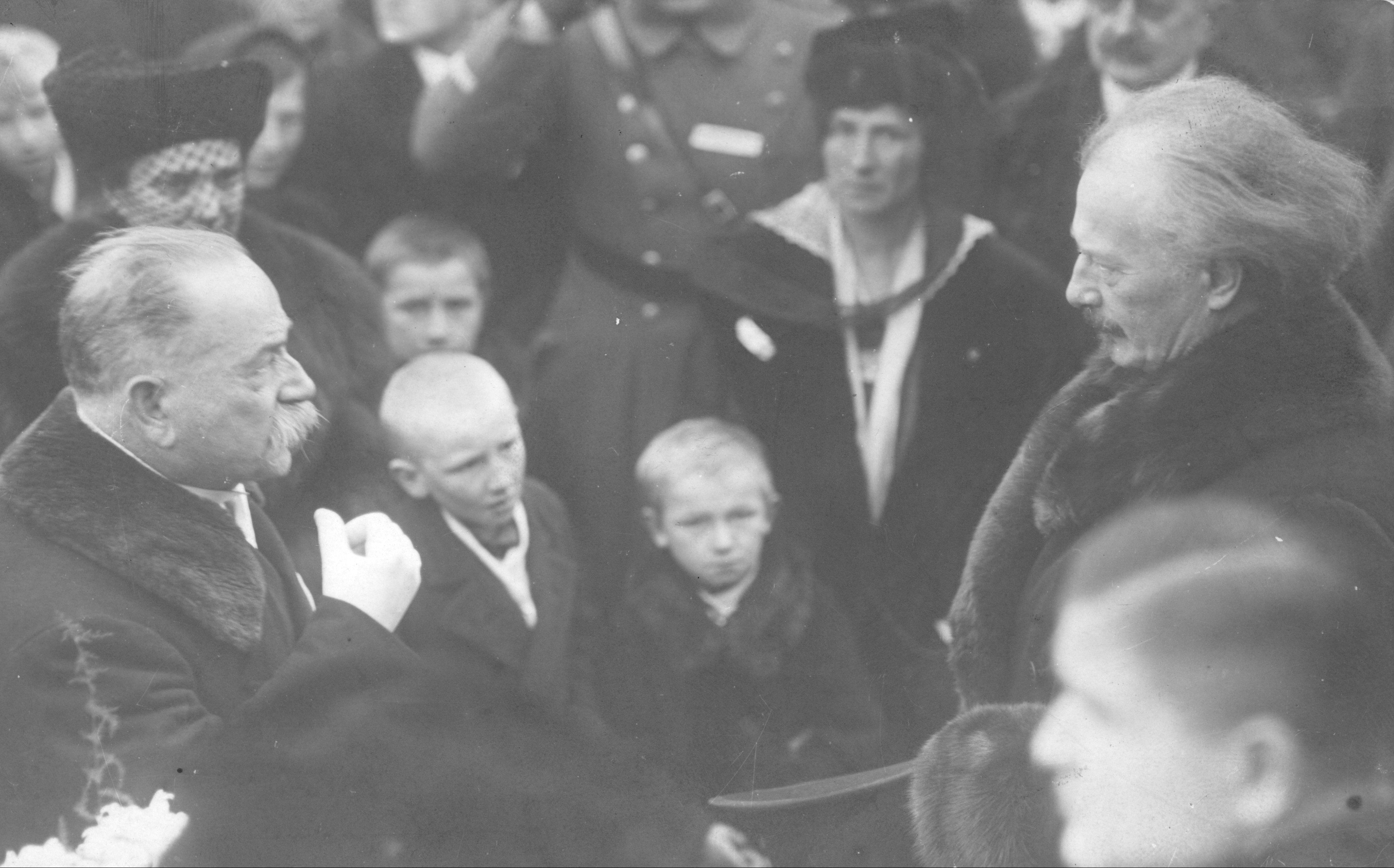 Ignacy Jan Paderewski przemawiający do zgromadzonych tłumów Polaków w Poznaniu w grudniu 1918 roku