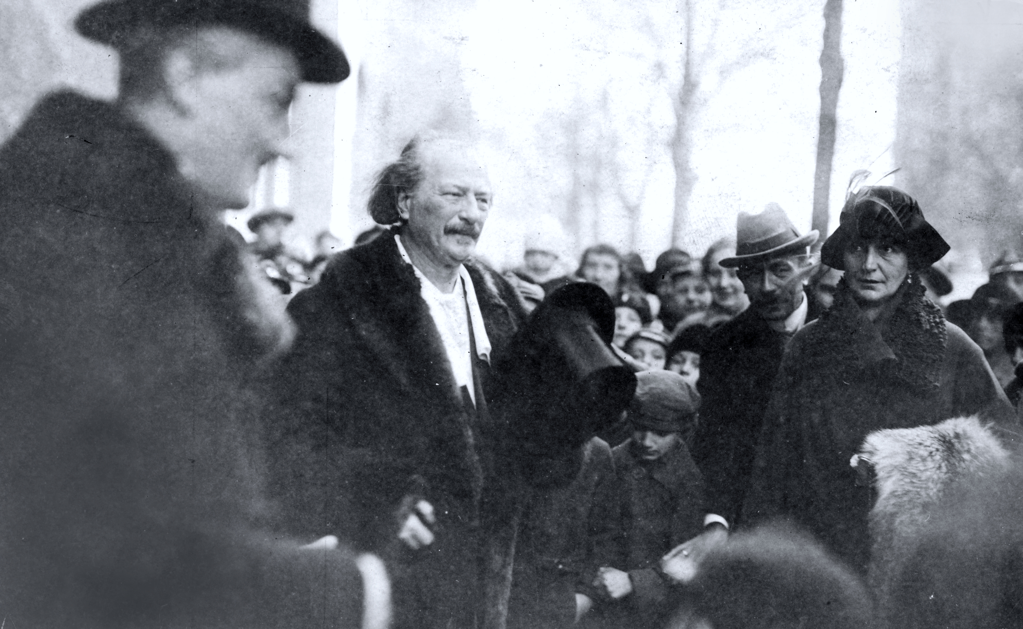 Ignacy Jan Paderewski w powozie w asyście honorowej straży powstańczej i wiwatujących tłumów mieszkańców Poznania 26 grudnia 1918 roku