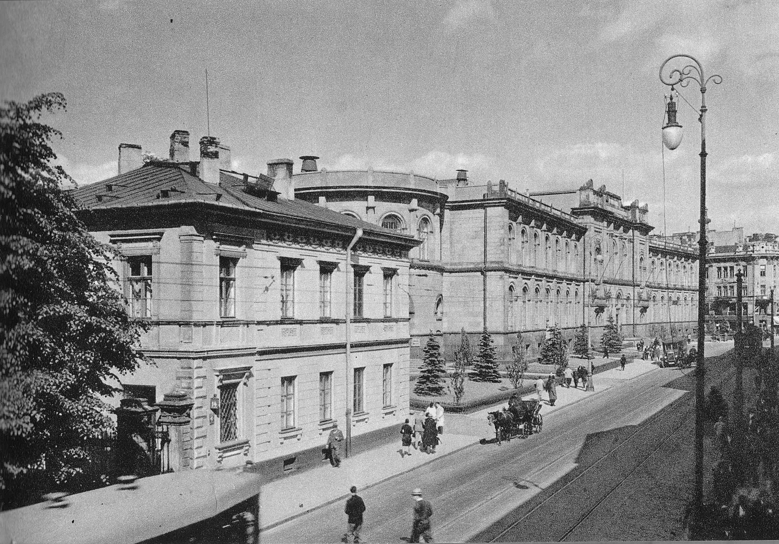 Gmach Banku Polskiego przy ulicy Bielańskiej w Warszawie na fotografii Henryka Poddębskiego z lat 30.