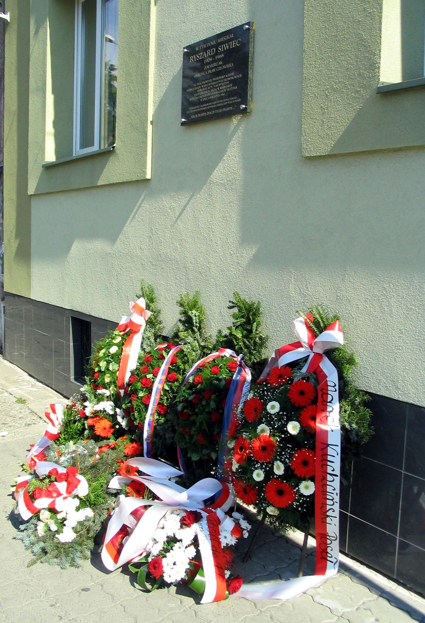 Tablica pamiątkowa na kamienicy w Przemyślu, w której mieszkał Ryszard Siwiec