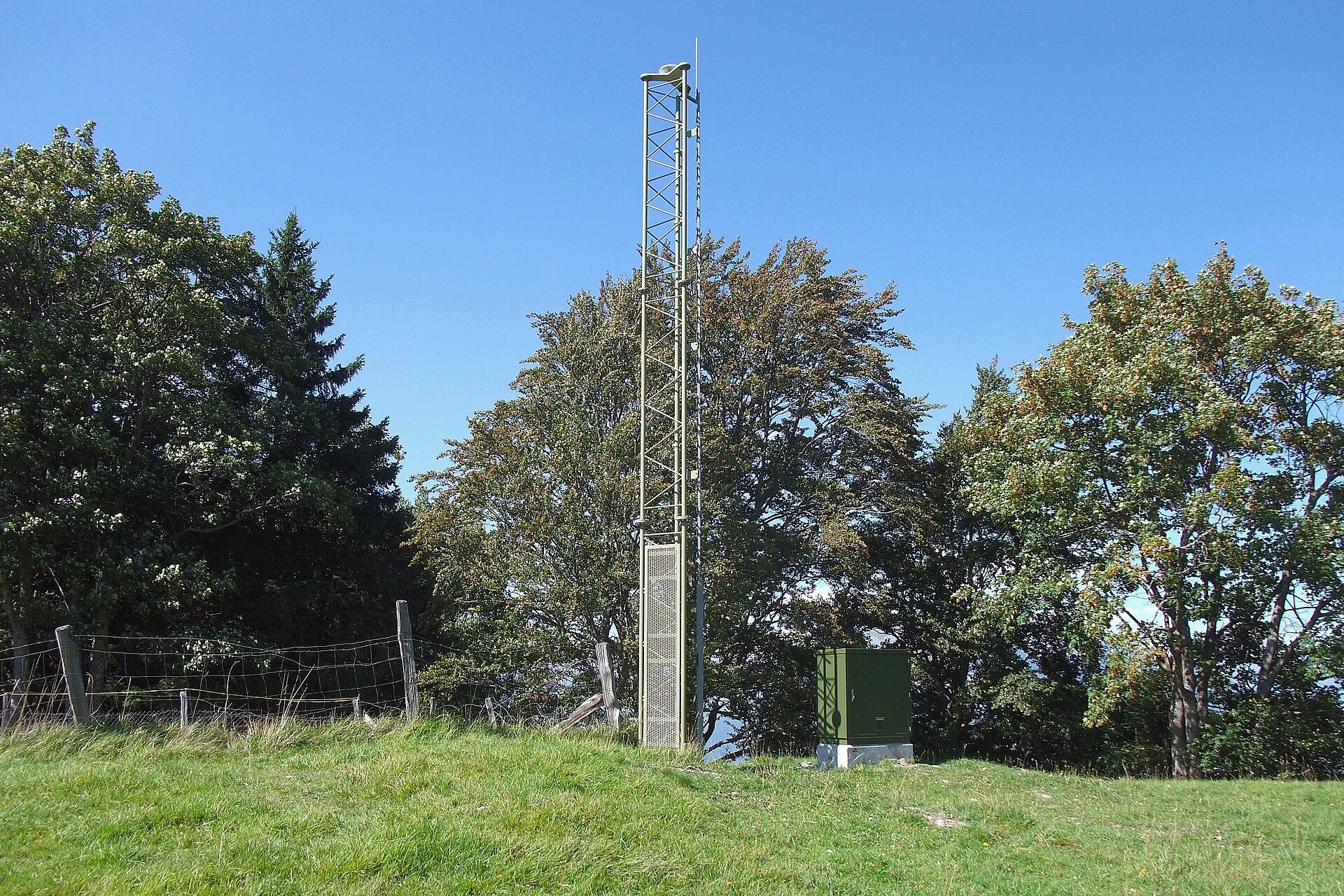 Antena stacji referencyjnej systemu nawigacji satelitarnej