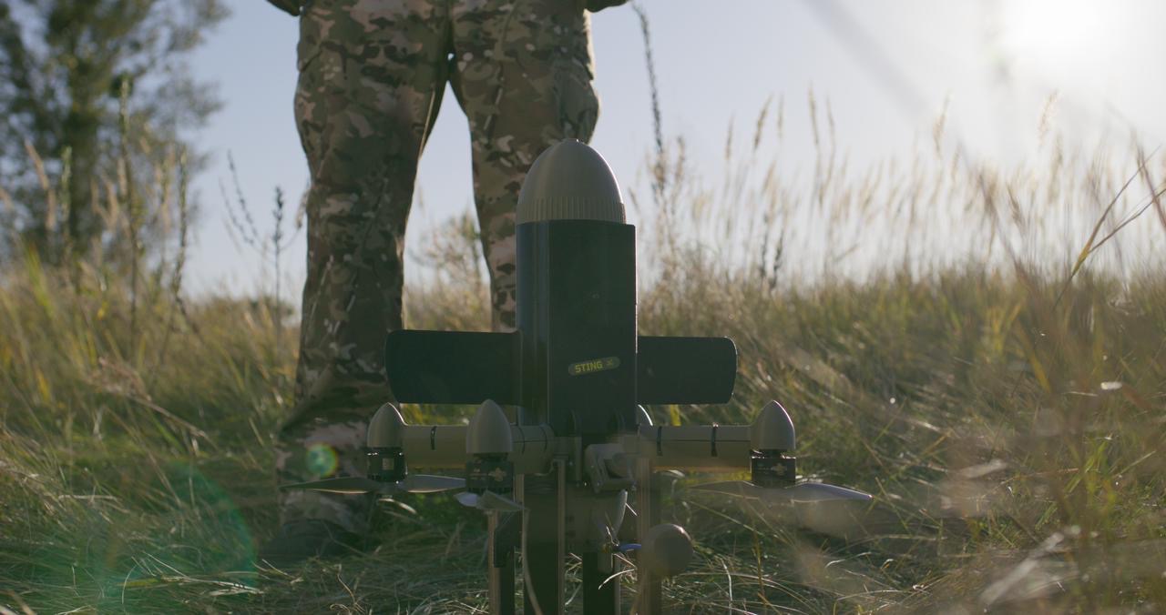 Ukraiński dron przechwytujący Sting stojący na polu