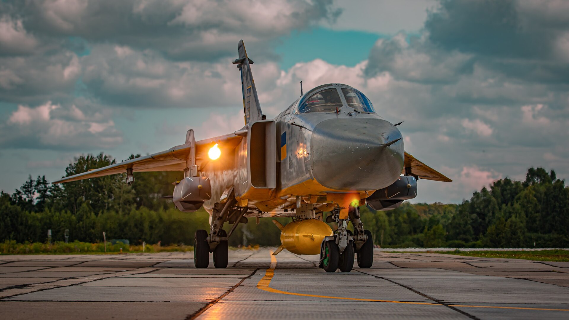 Ukraiński bombowiec Su-24M z podwieszonym pociskiem manewrującym Storm Shadow, zdjęcie ilustracyjne