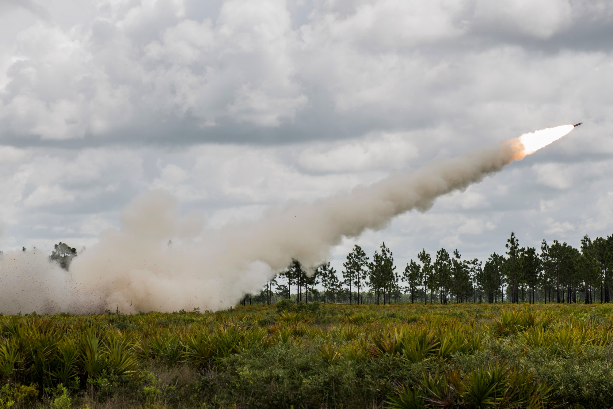 Start rakiety z wyrzutni systemu HIMARS podczas ćwiczeń