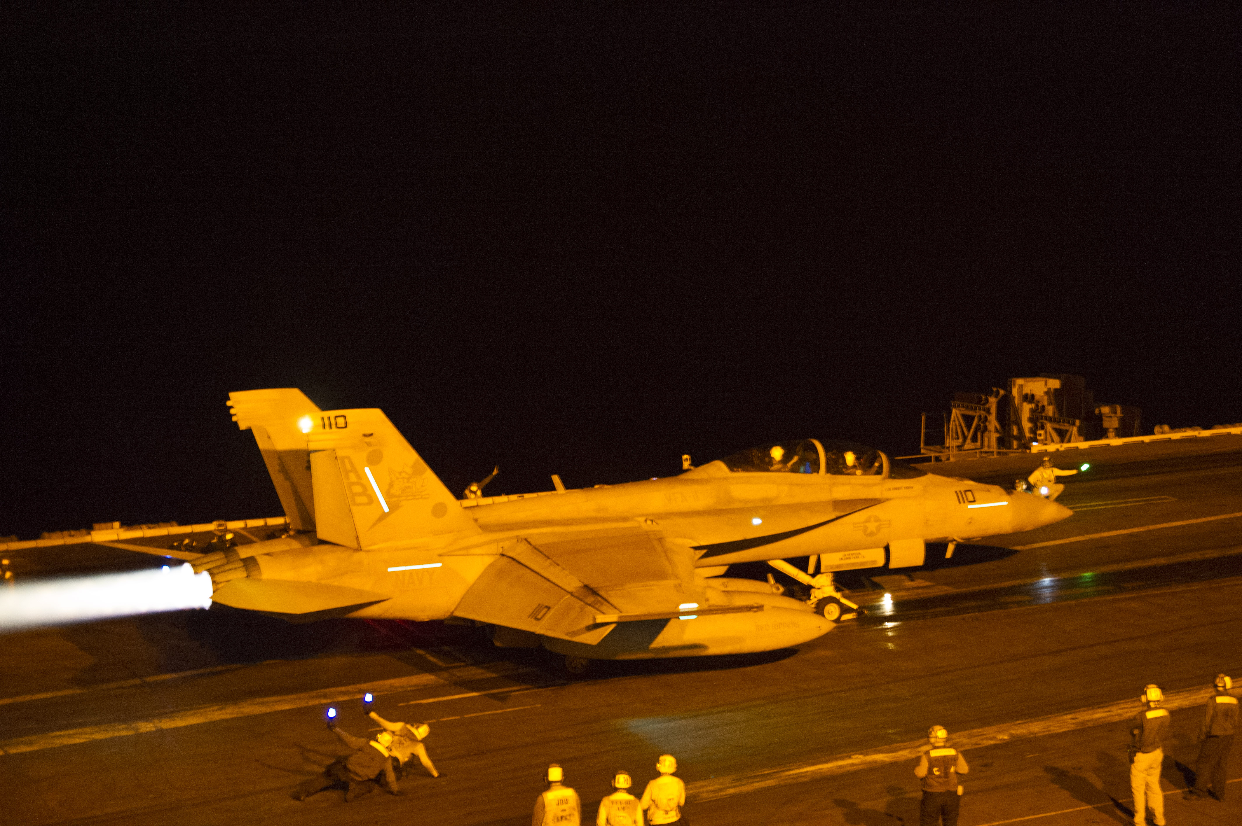 Myśliwiec wielozadaniowy F/A-18F Super Hornet z eskadry VFA-11 przygotowujący się do nocnego startu z katapulty na pokładzie lotniskowca USS Harry S. Truman