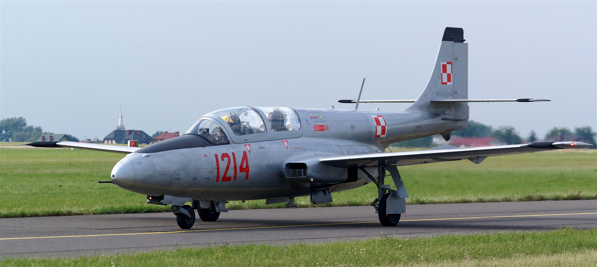 Polski samolot szkolno-treningowy TS-11 Iskra kołuje podczas pokazów lotniczych w Radomiu