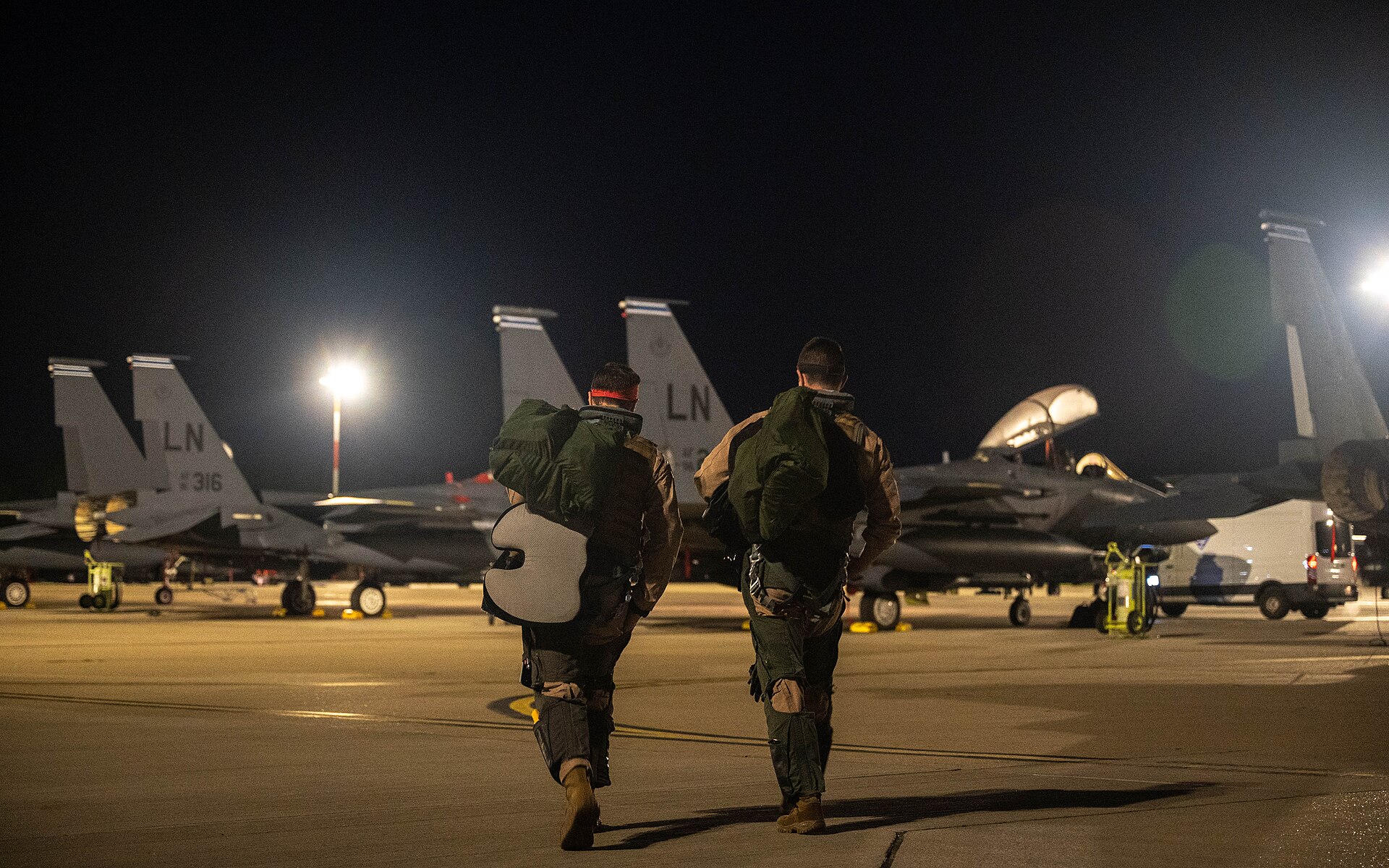 Amerykańskie samoloty F-15E przed przebazowaniem na Bliski Wschód, zdjęcie ilustracyjne