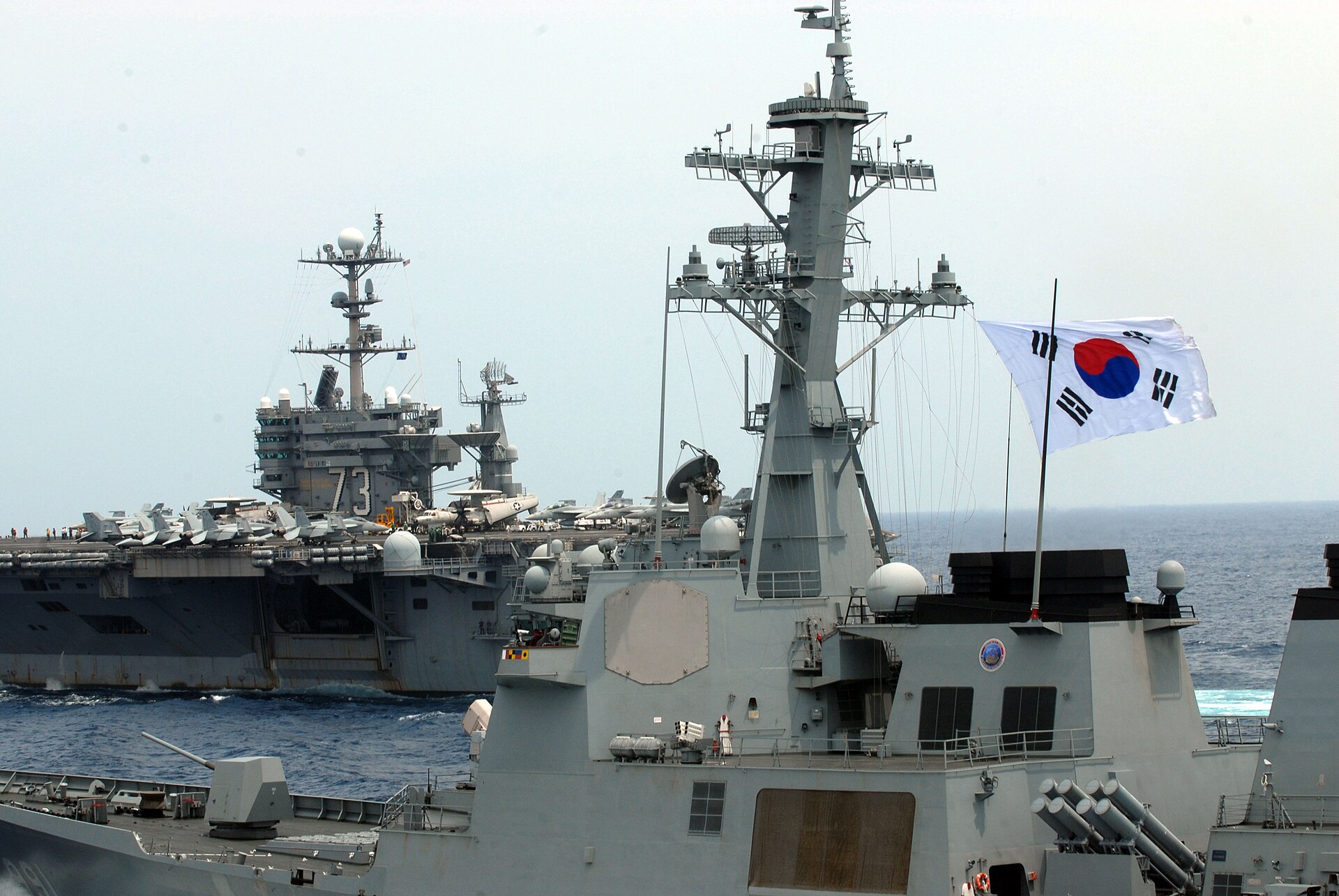 Lotniskowiec USS George Washington i południowokoreański niszczyciel podczas ćwiczeń, zdjęcie ilustracyjne