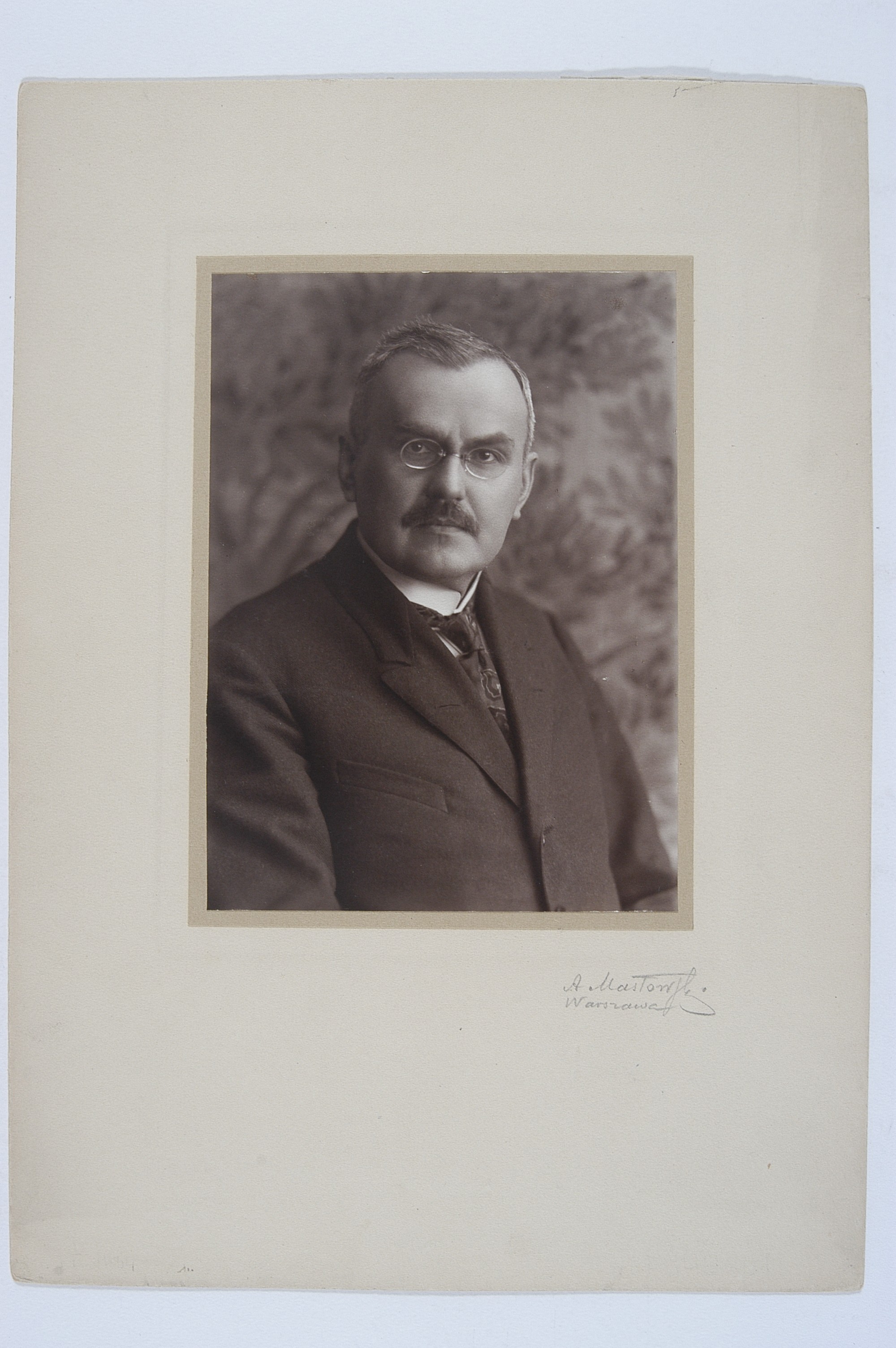 Władysław Grabski, premier i minister skarbu Drugiej Rzeczypospolitej, twórca reformy walutowej i Banku Polskiego, na fotografii portretowej z około 1925 roku